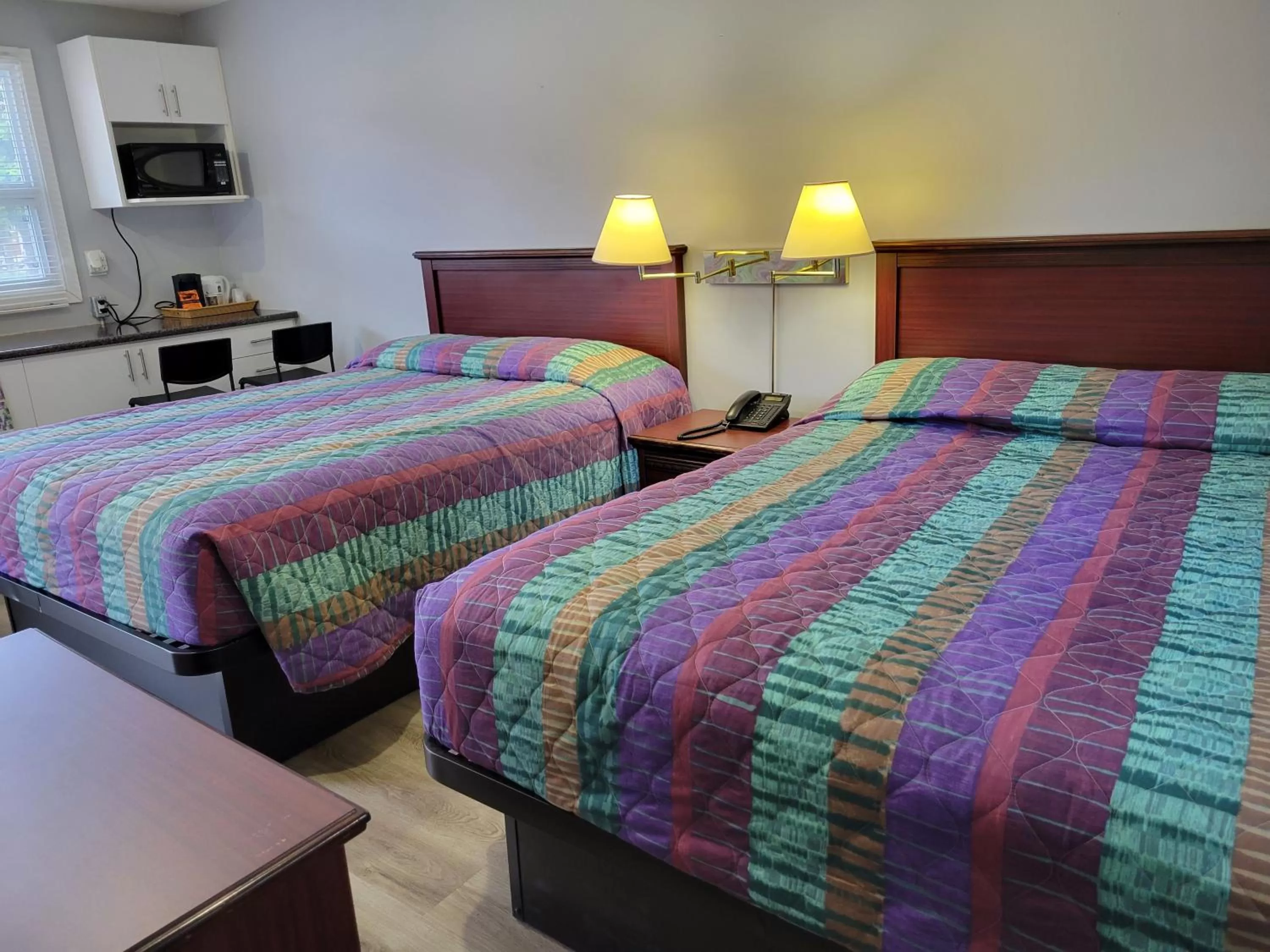 Photo of the whole room, Bed in Knights Inn Cobourg