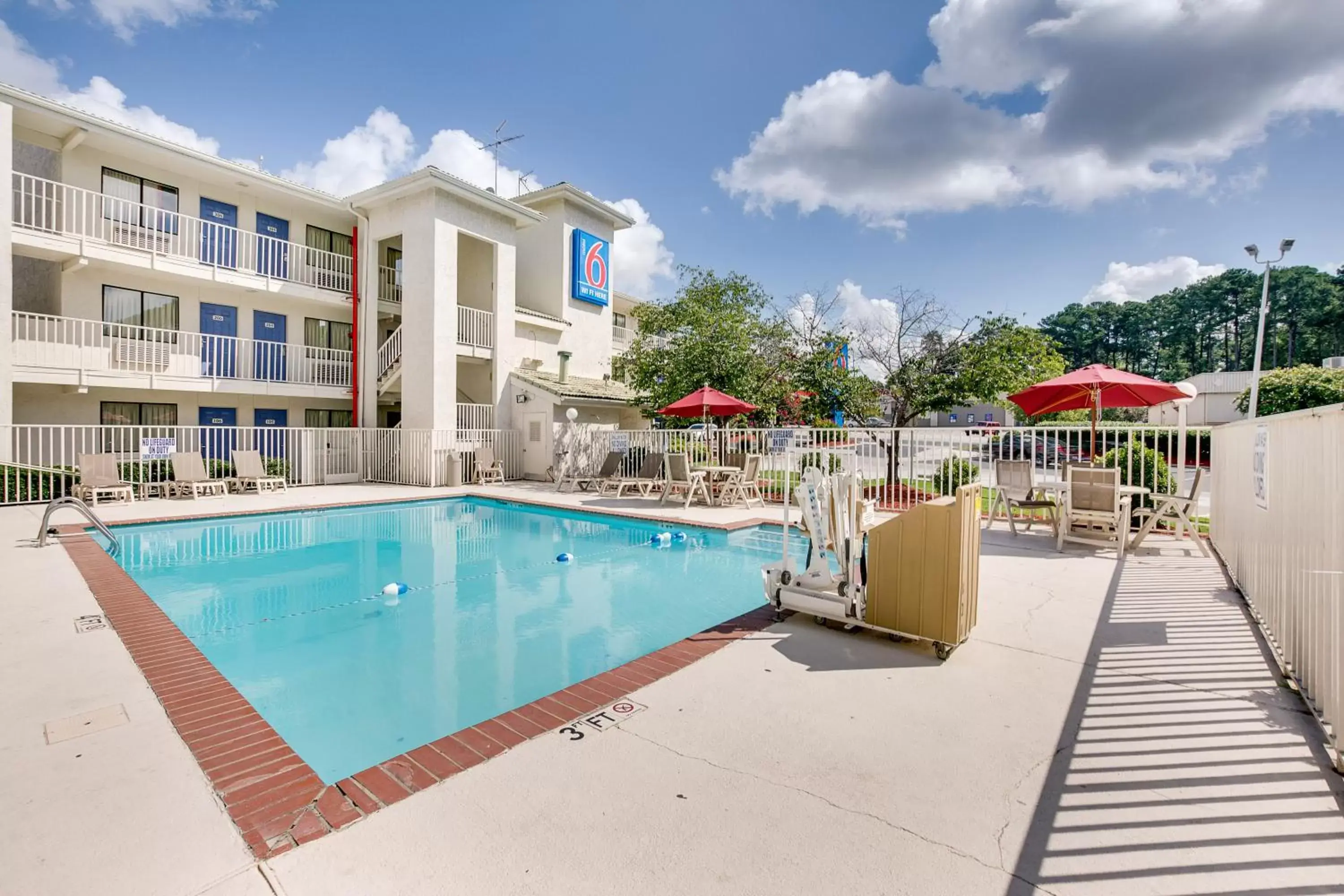 Swimming pool, Property Building in Motel 6-Columbus, OH - West