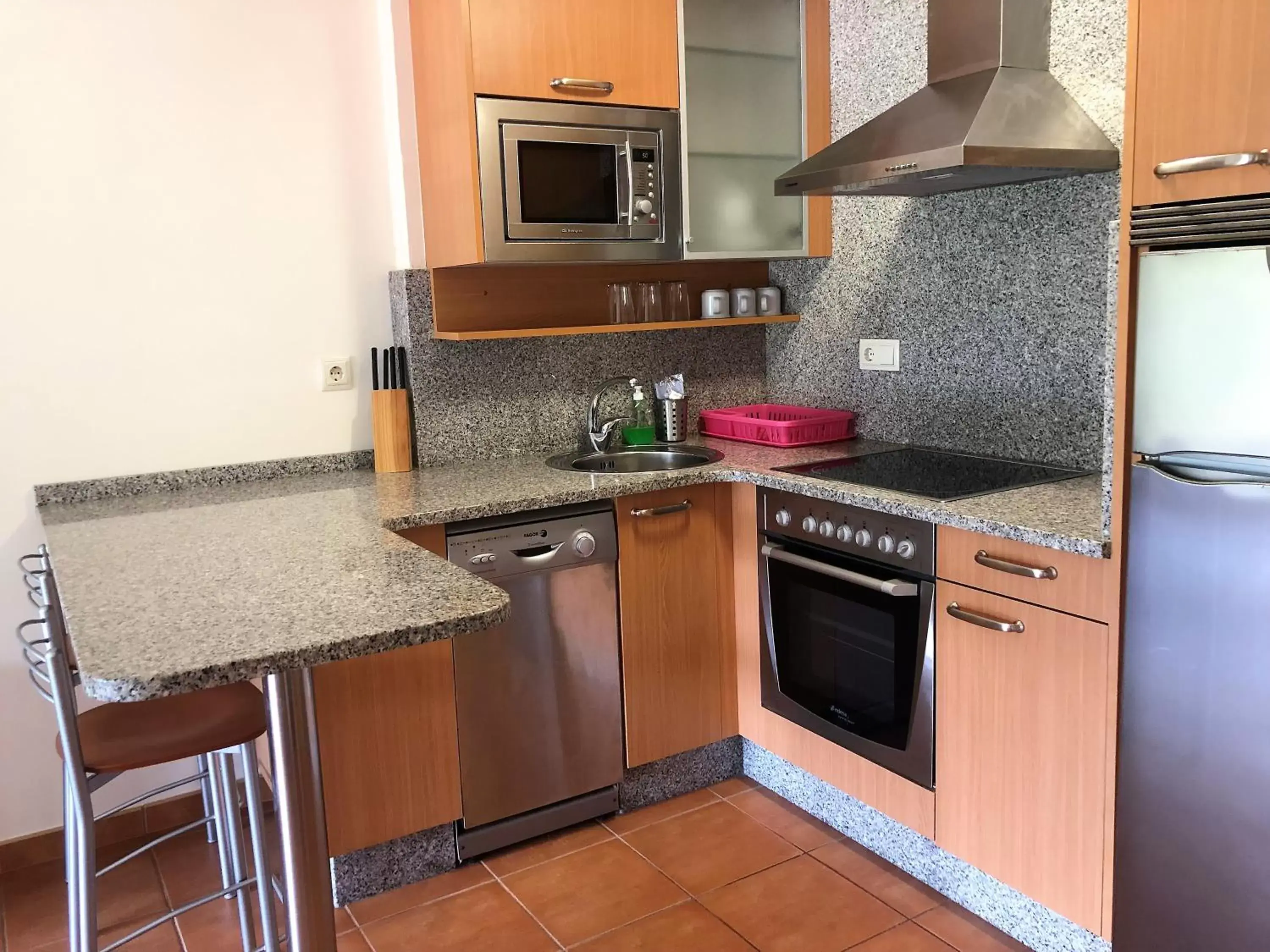 Coffee/tea facilities, Kitchen/Kitchenette in Apartamentos aDoniña Playa Major Sanxenxo