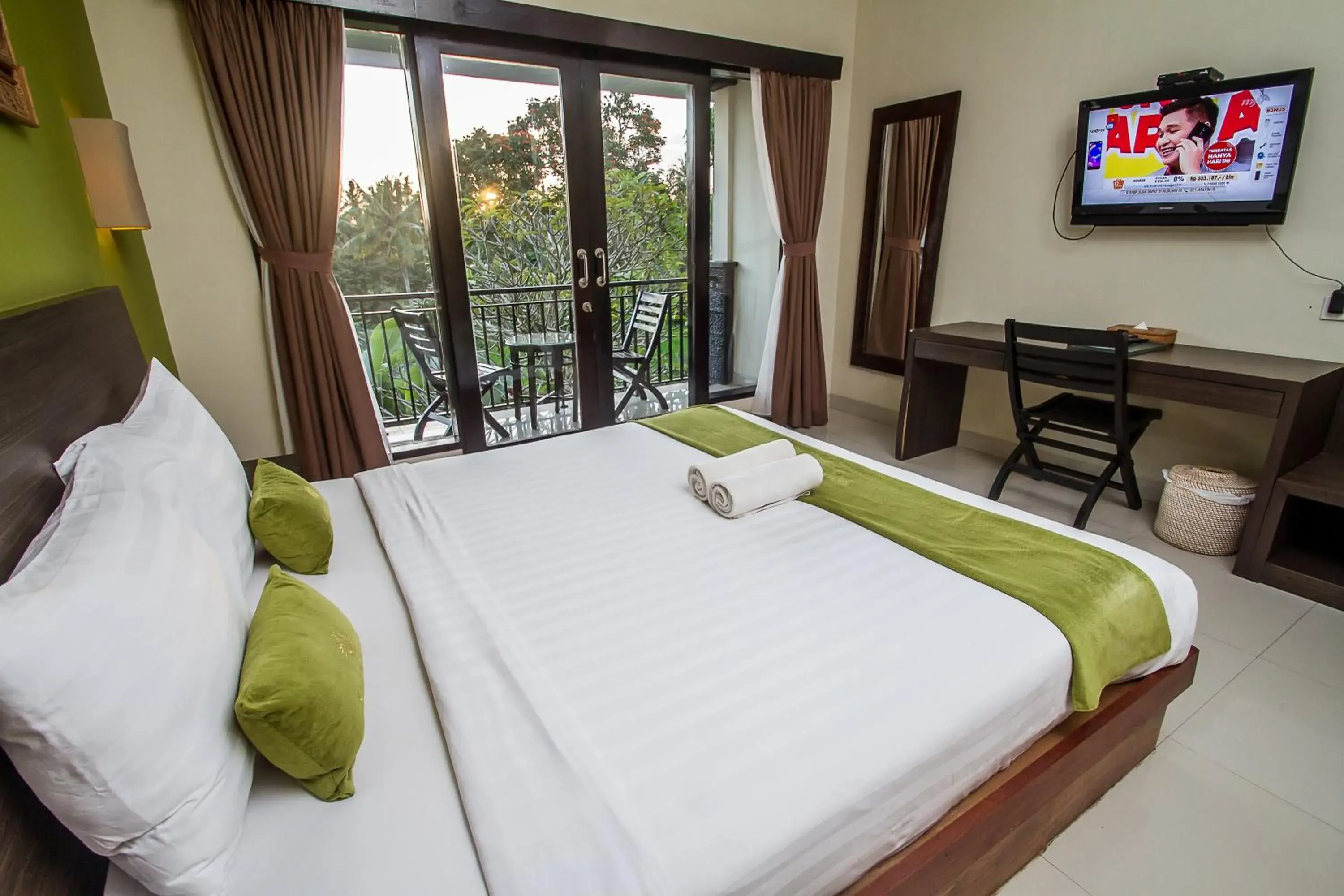 Deluxe Room with Pool View in Kamandhani Cottage