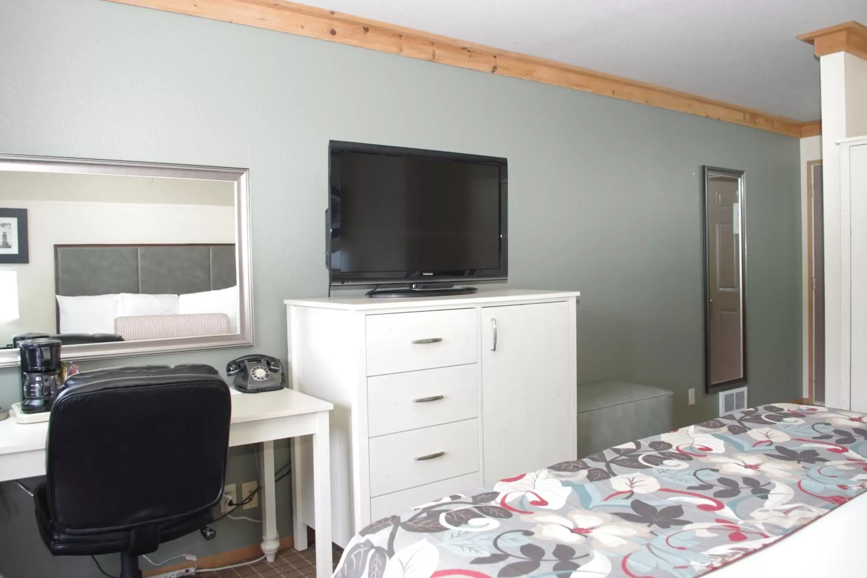 TV and multimedia, Bed in River House Inn, a Baymont by Wyndham TV and multimedia, Bed in River House Inn, a Baymont by Wyndham