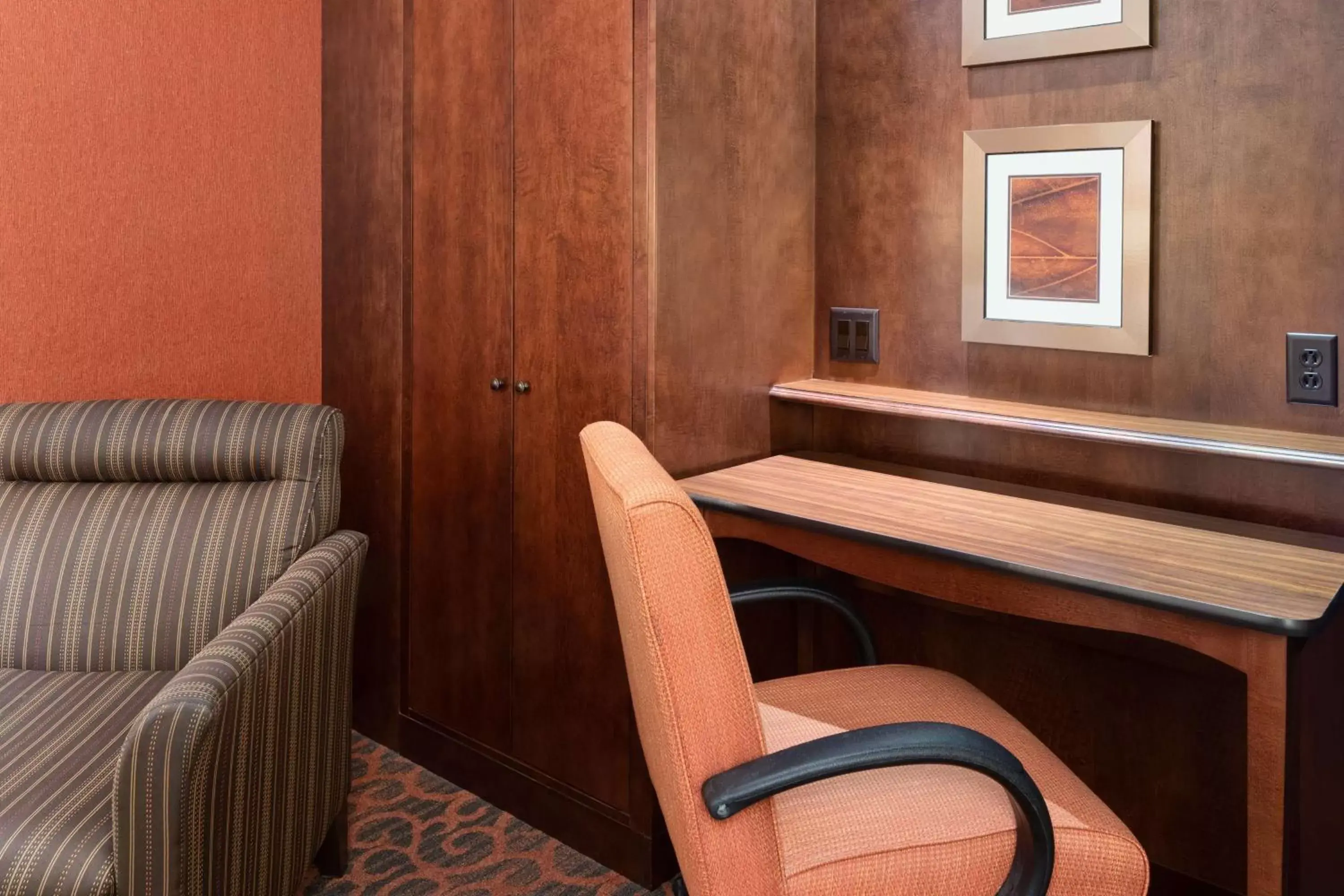 Bedroom, Seating Area in Hampton Inn Cleveland-Downtown