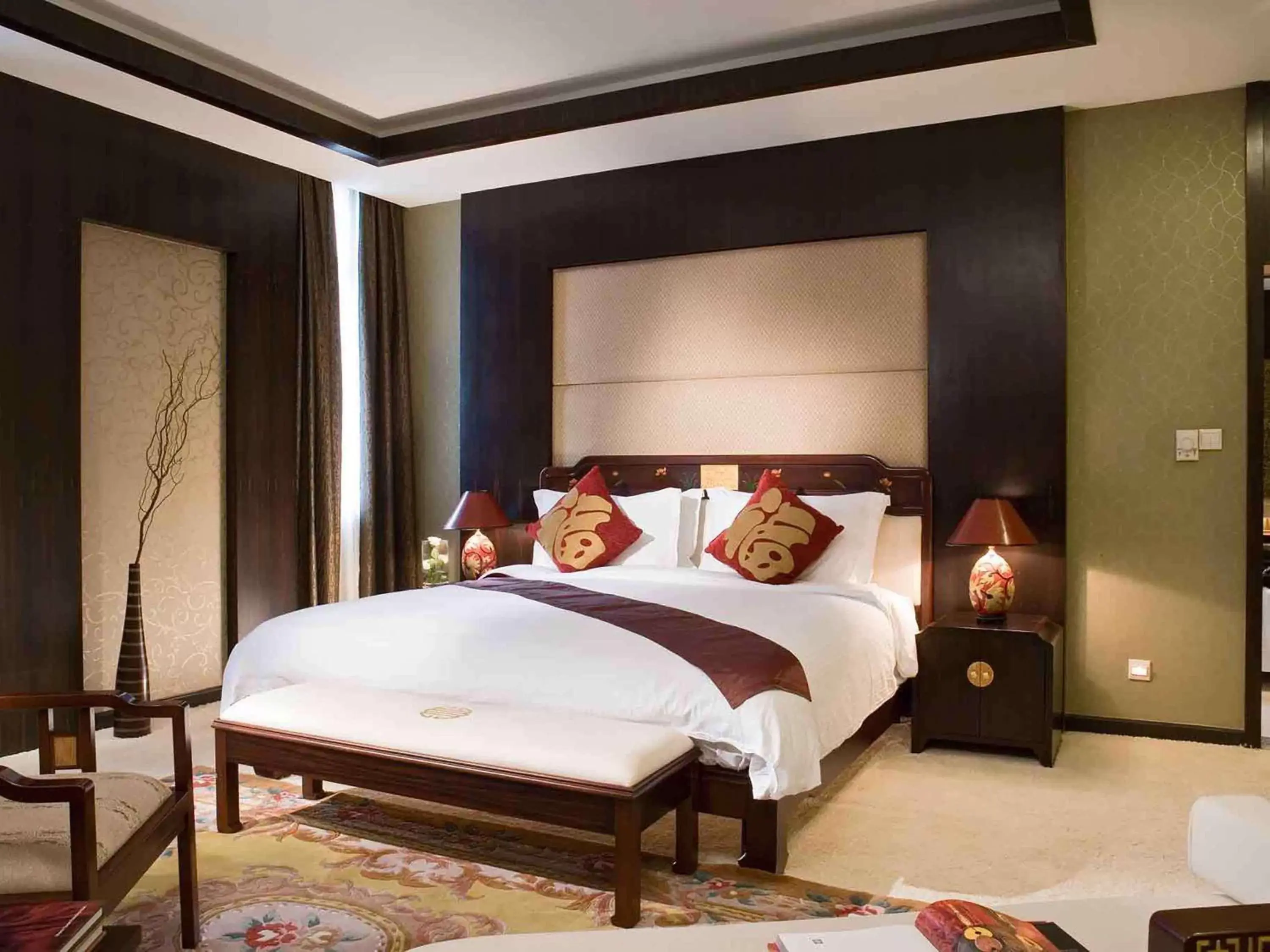 Photo of the whole room, Bed in Grand Mercure Xian On Renmin Square Photo of the whole room, Bed in Grand Mercure Xian On Renmin Square