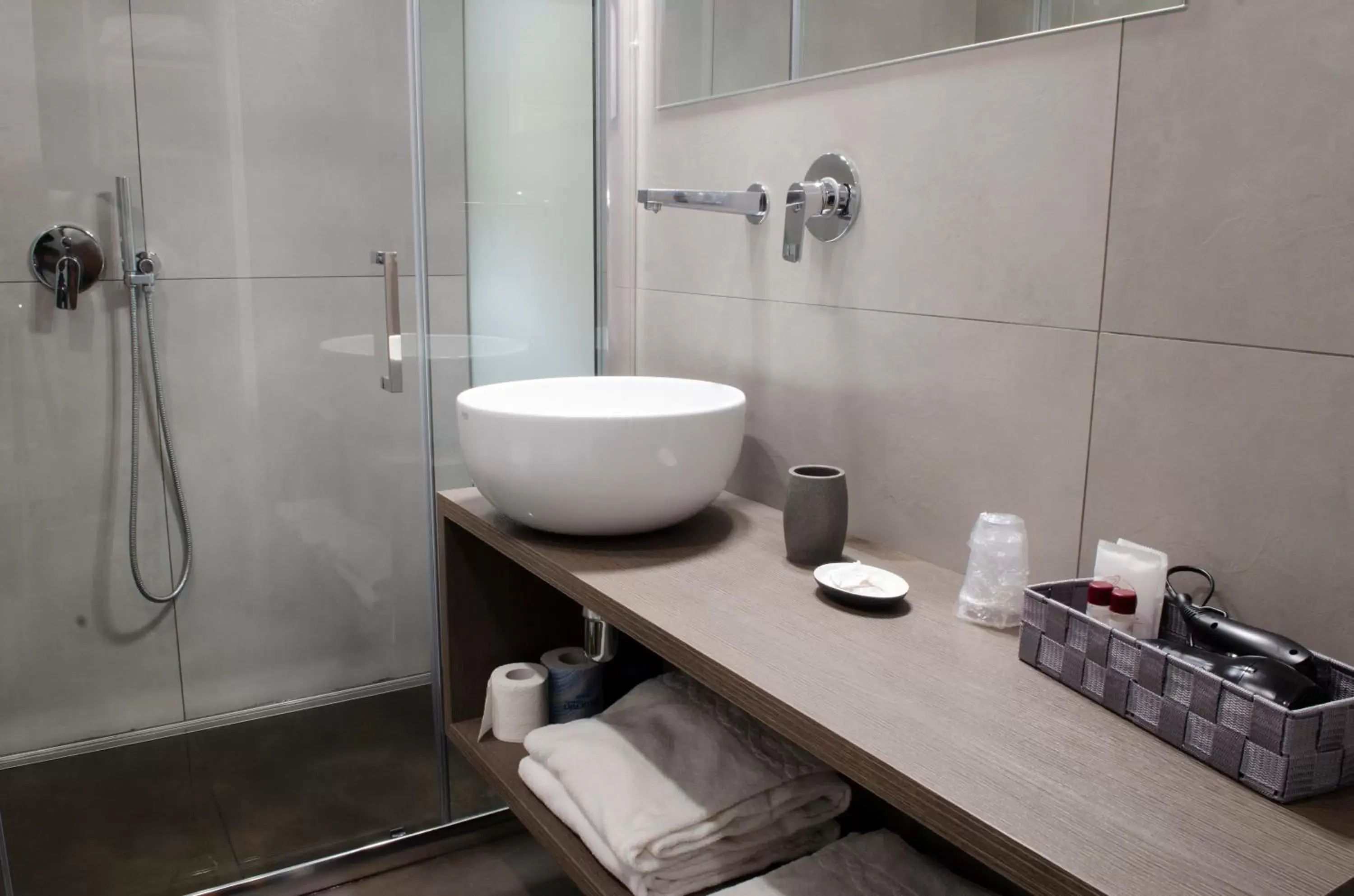 Shower, Bathroom in Napoli Svelata