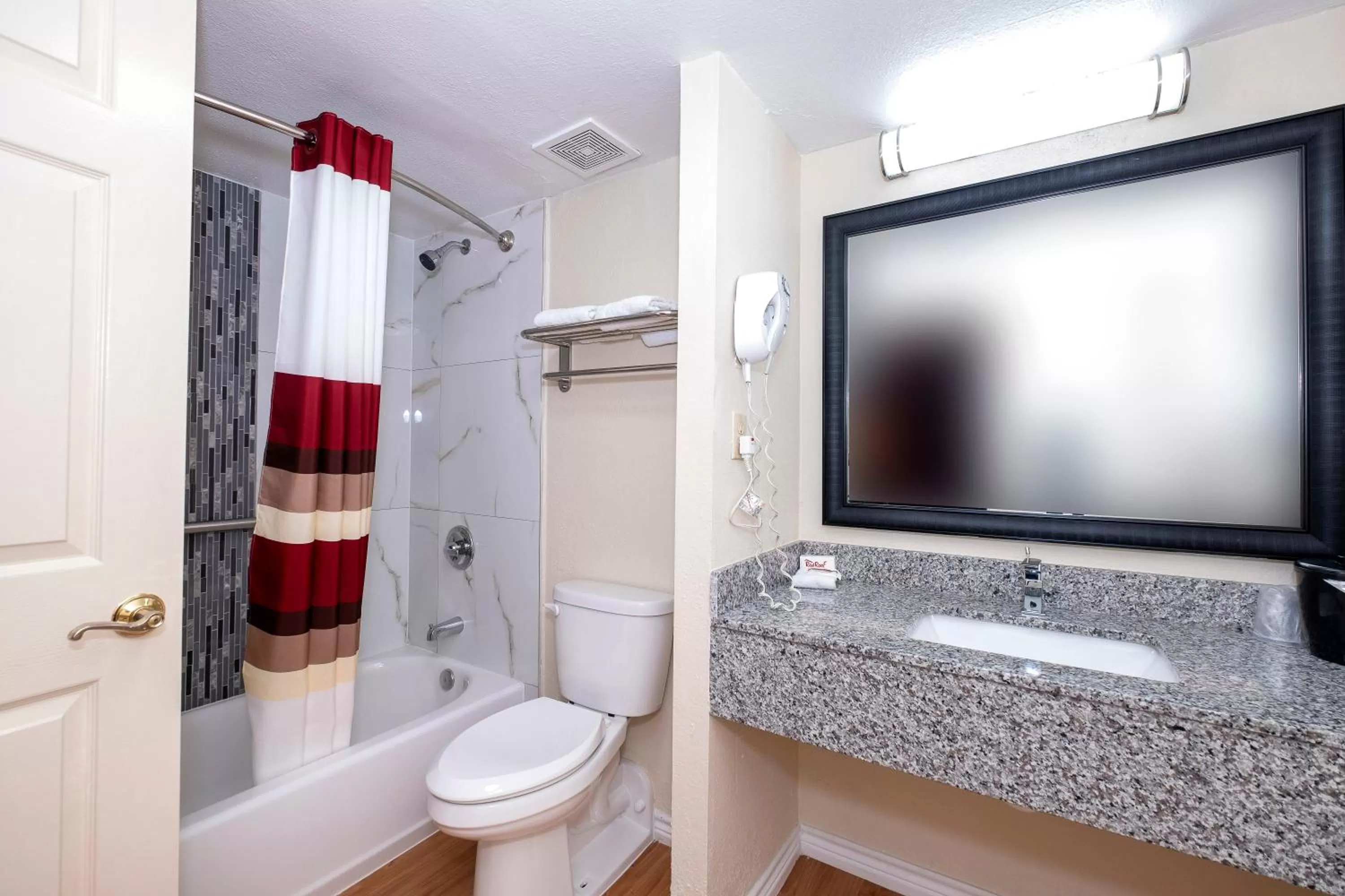 Bathroom in Red Roof Inn Houston North - FM1960 & I-45