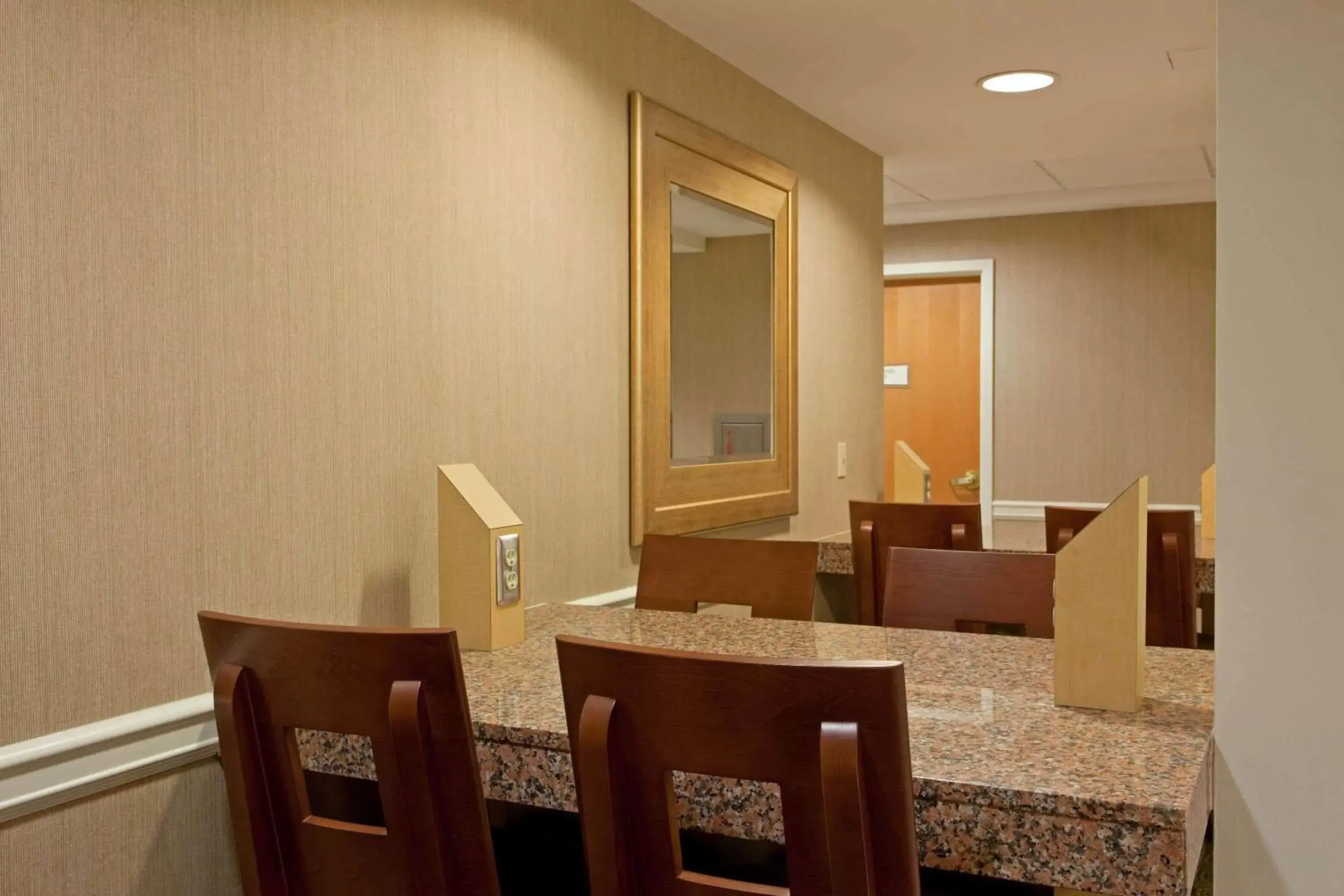 Lobby or reception, Restaurant/Places to Eat in La Quinta by Wyndham Boston Somerville