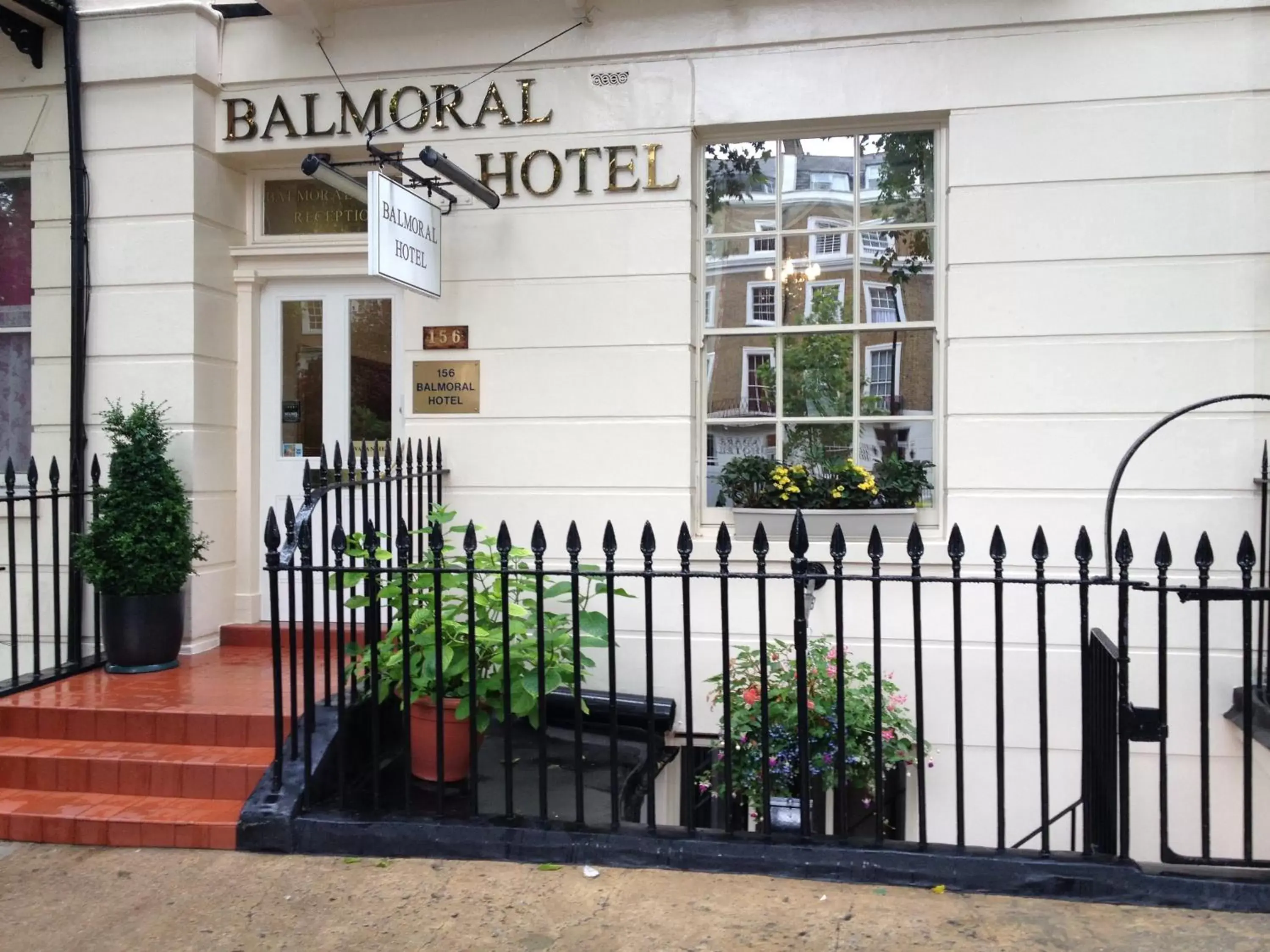 Facade/entrance in Balmoral House Hotel