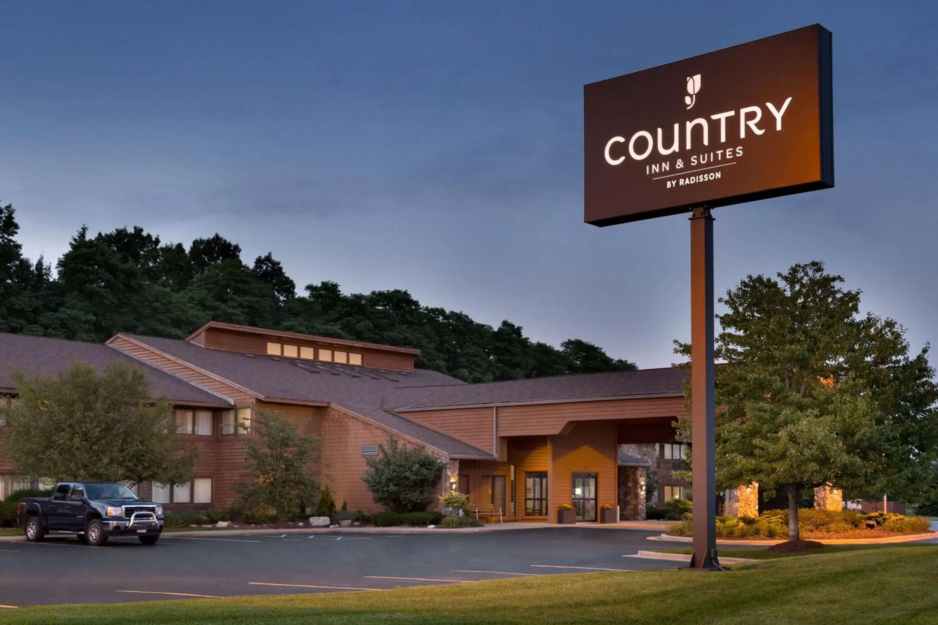 Property building in Country Inn & Suites by Radisson, Mishawaka, IN