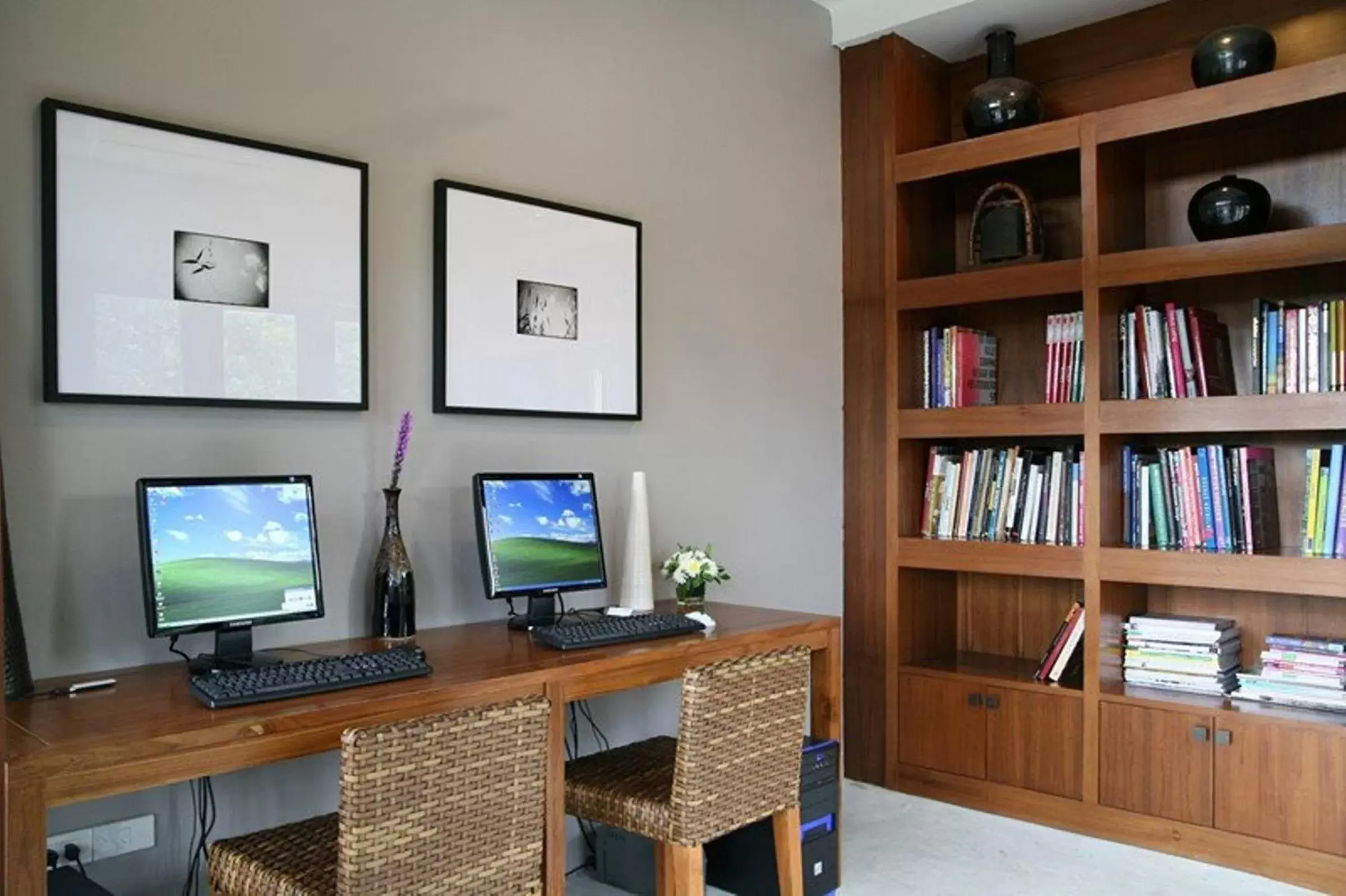 Library in Yoma Hotel, Pai