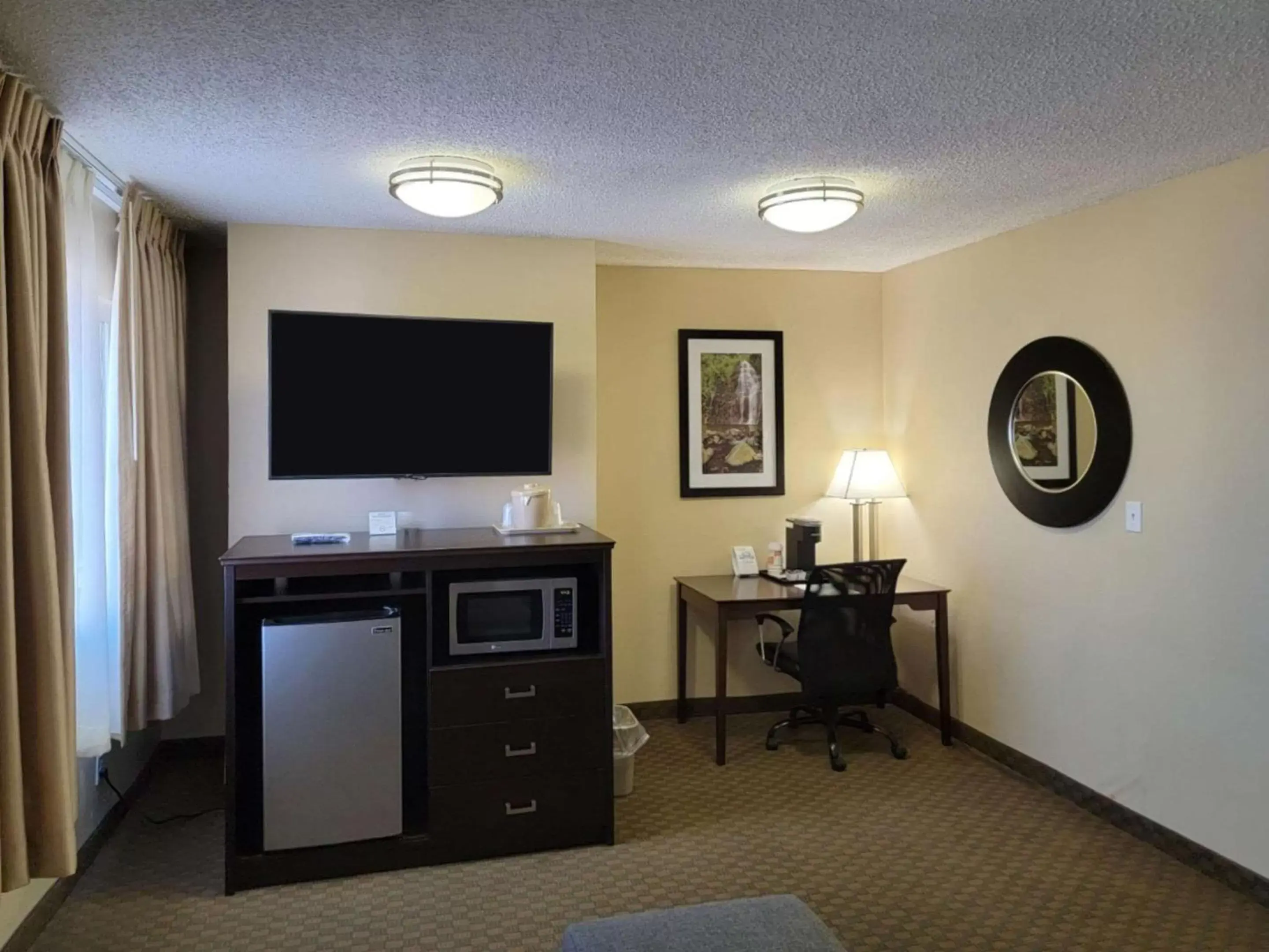 Bedroom, TV/Entertainment Center in Quality Inn