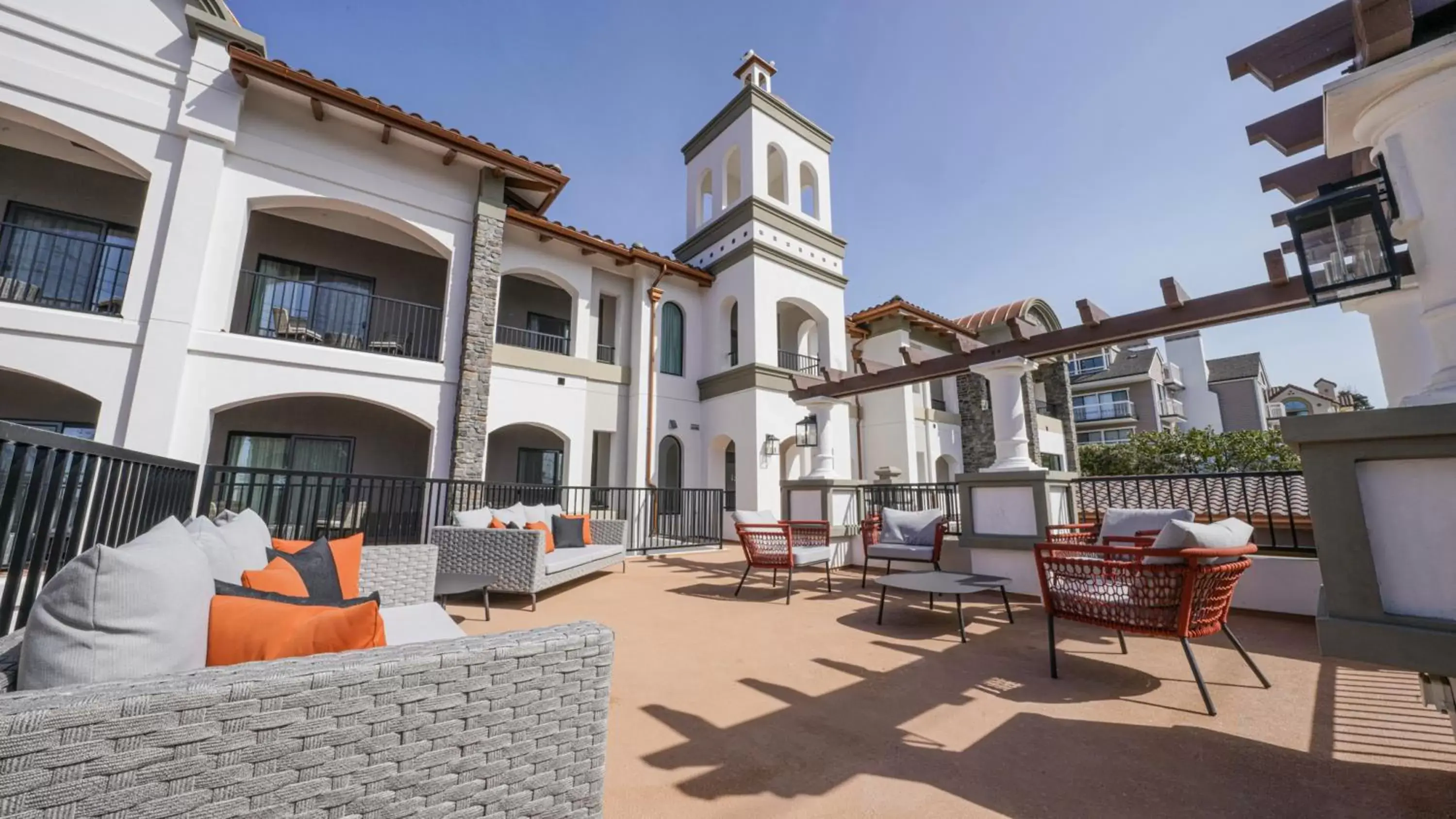 Patio in La Quinta Inn & Suites by Wyndham Santa Cruz