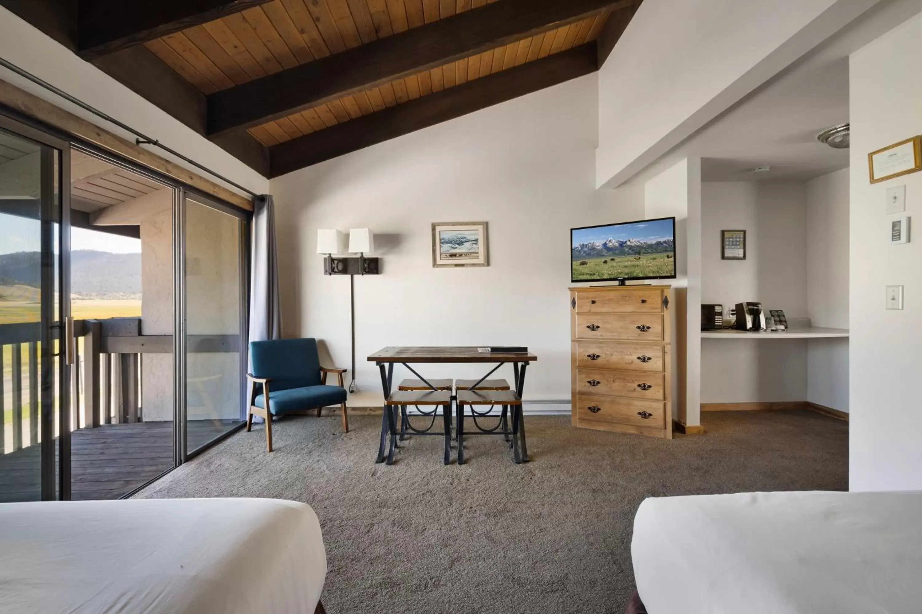 Bed, Seating Area in Elk Refuge Inn