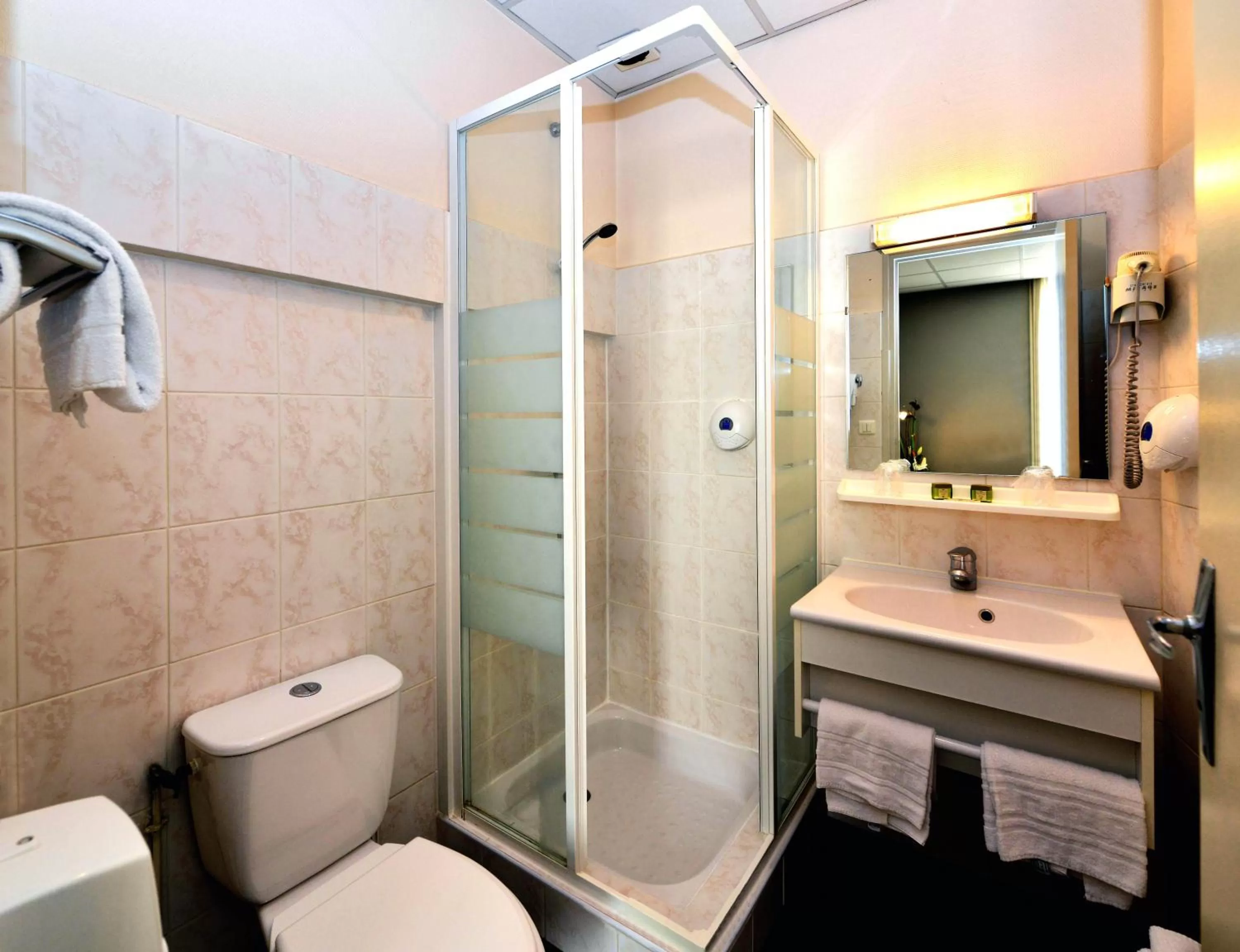 Bathroom in Hôtel Concorde - Rodez Centre Ville