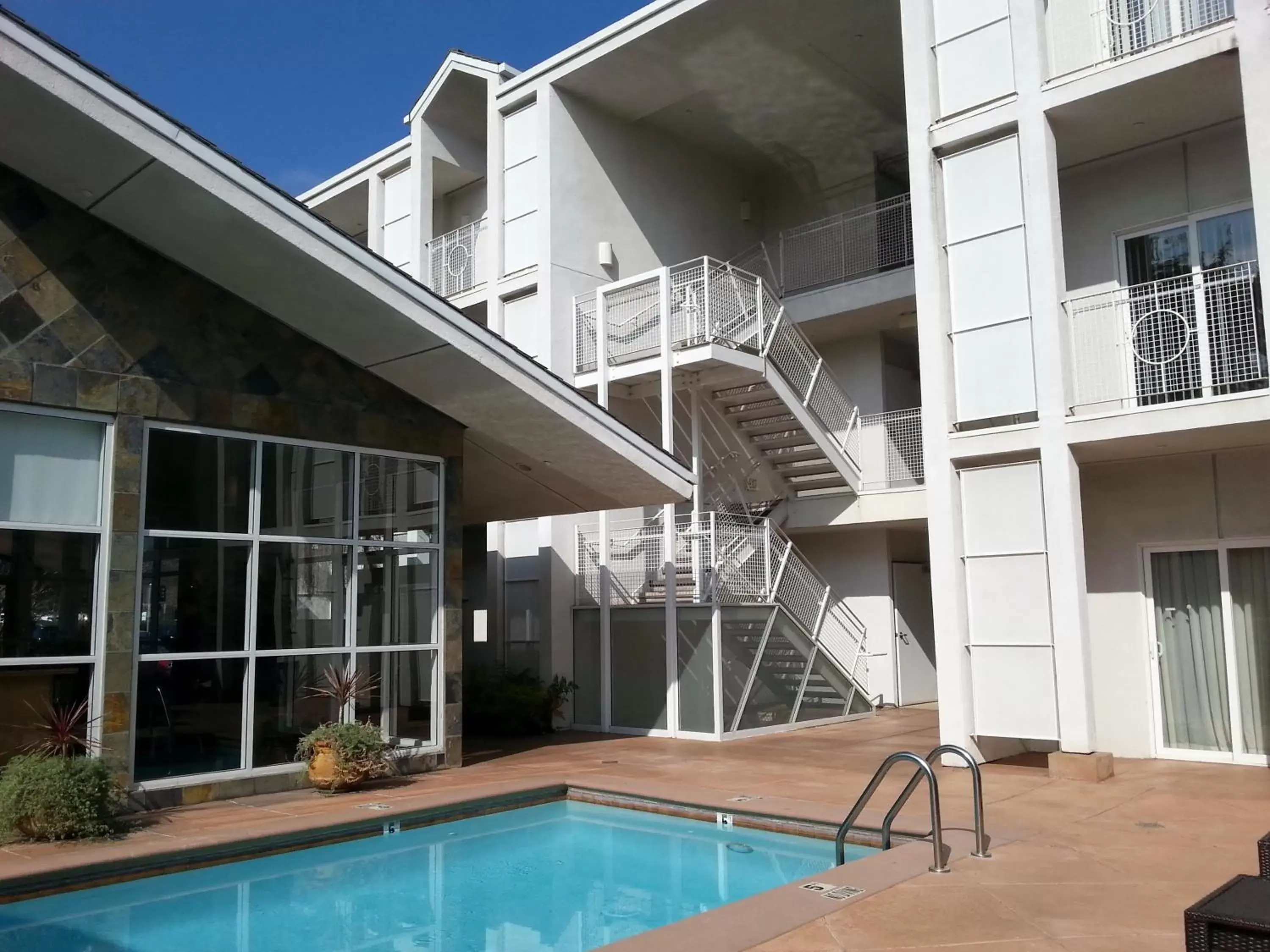 Swimming pool, Property Building in Corporate Inn Sunnyvale - All-Suite Hotel