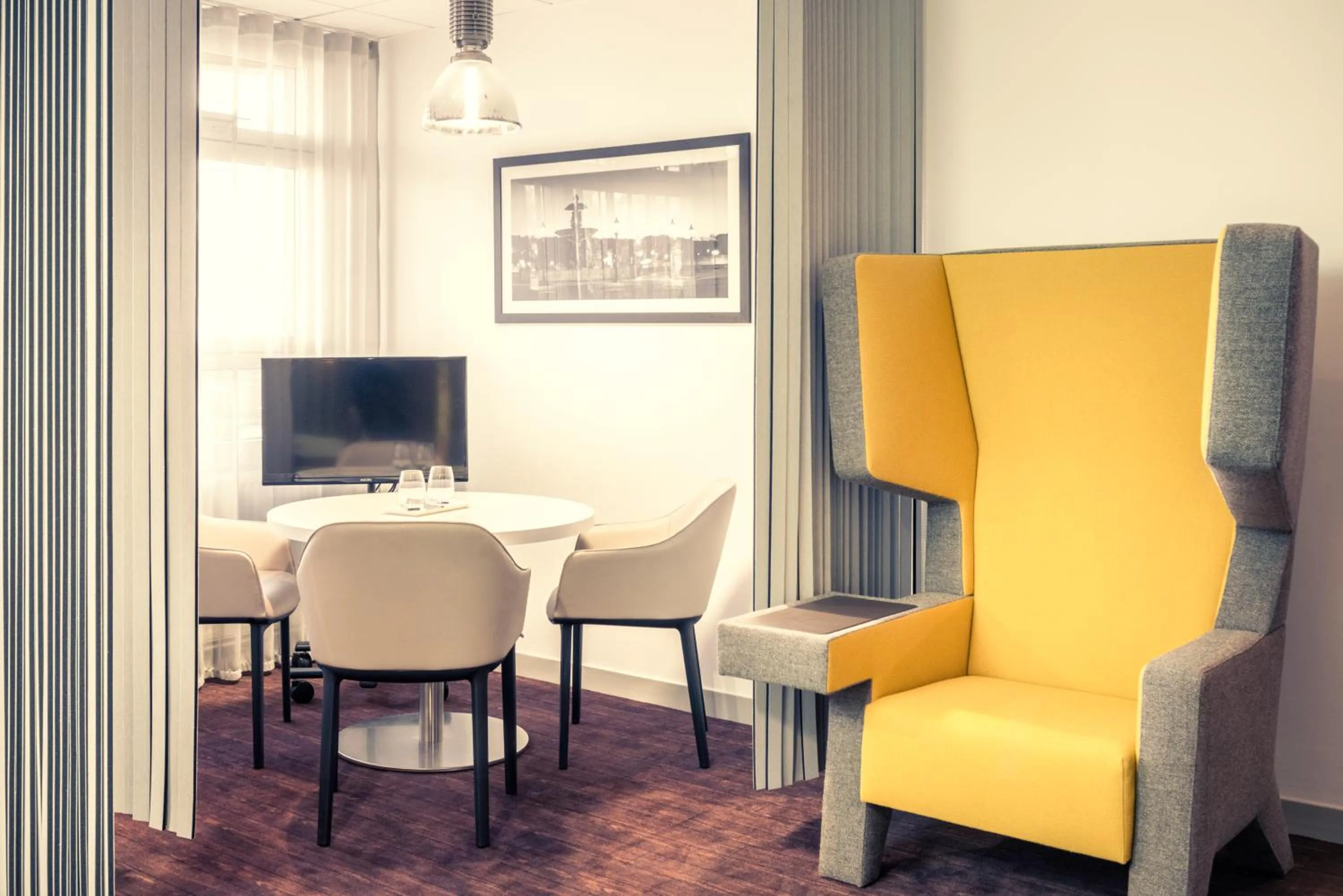 Restaurant/places to eat in Mercure Paris Massy Gare TGV