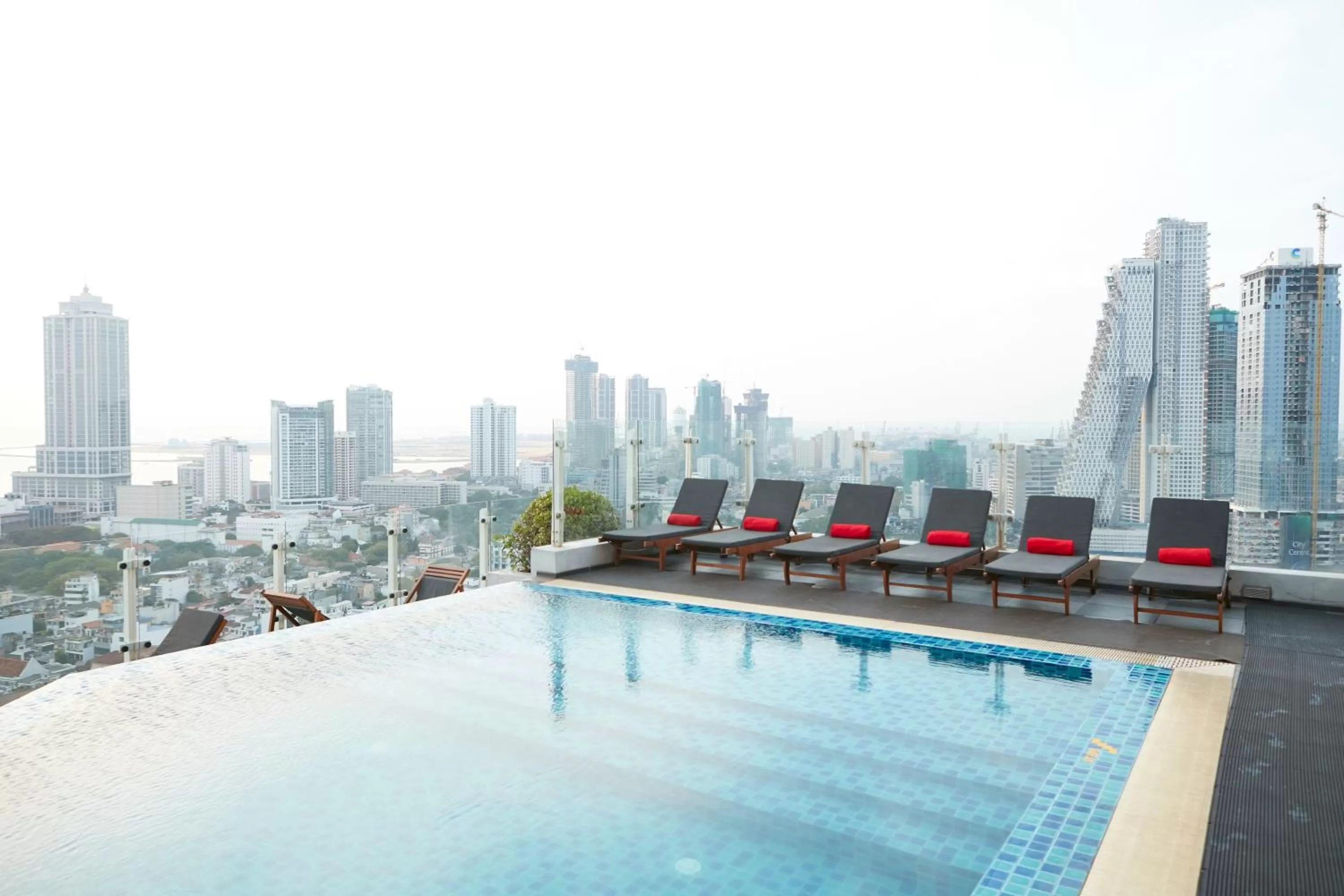 Swimming pool in Cinnamon Red Colombo