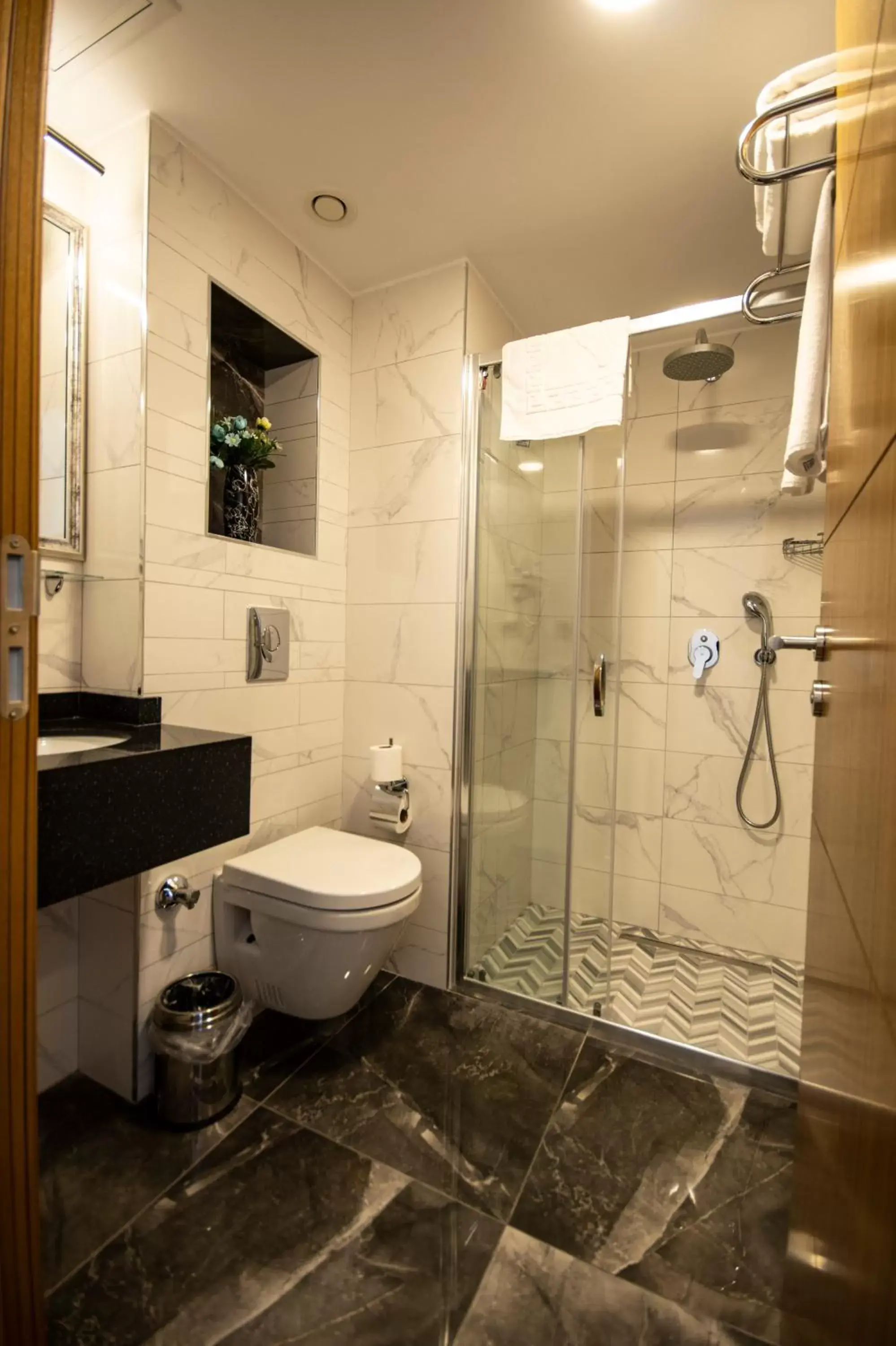 Shower, Bathroom in Eliza Hotel