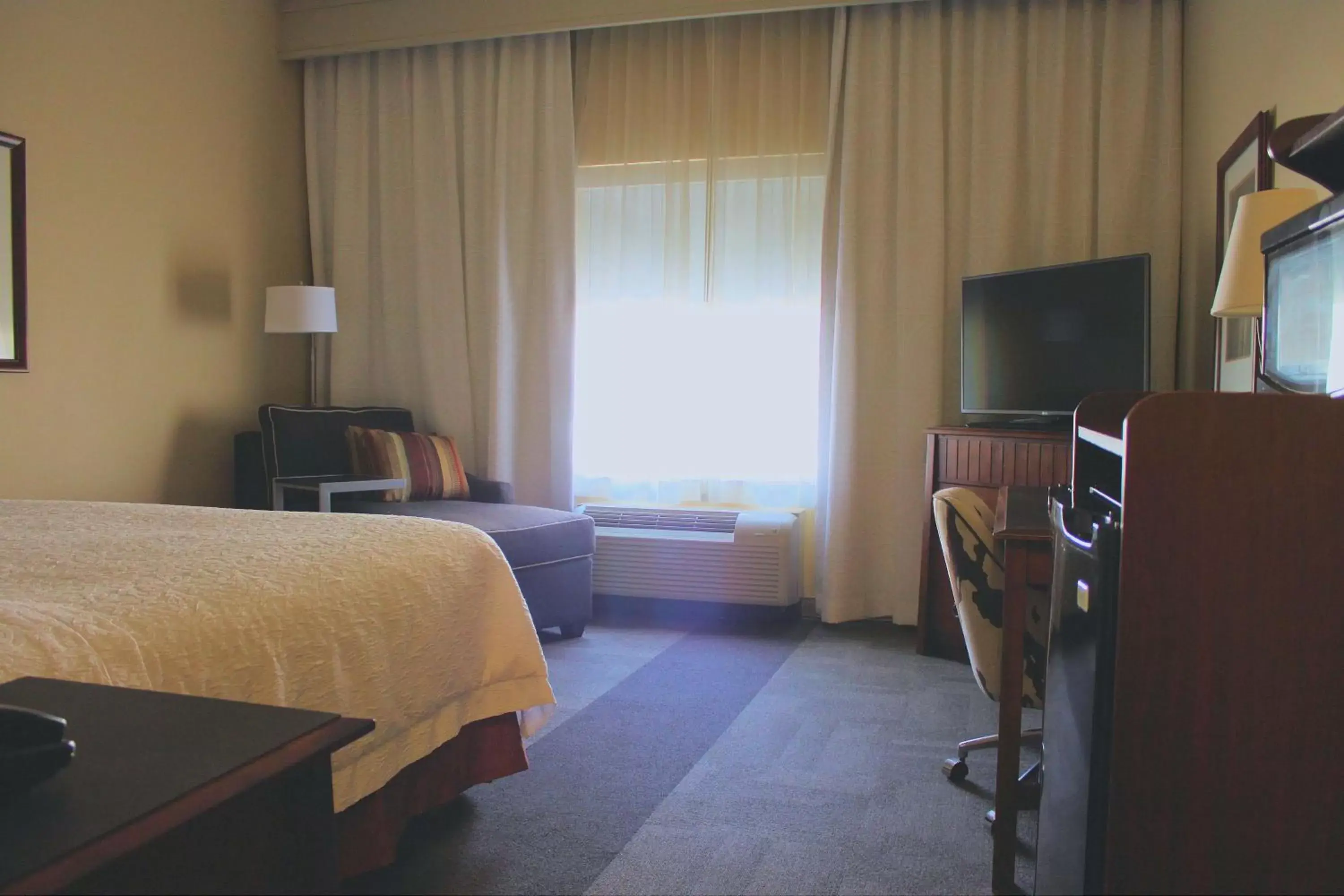 Bedroom, TV/Entertainment Center in Hampton Inn & Suites Green River
