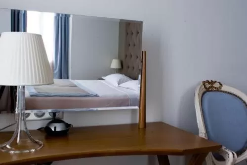 Photo of the whole room, Bed in Windsor Opera