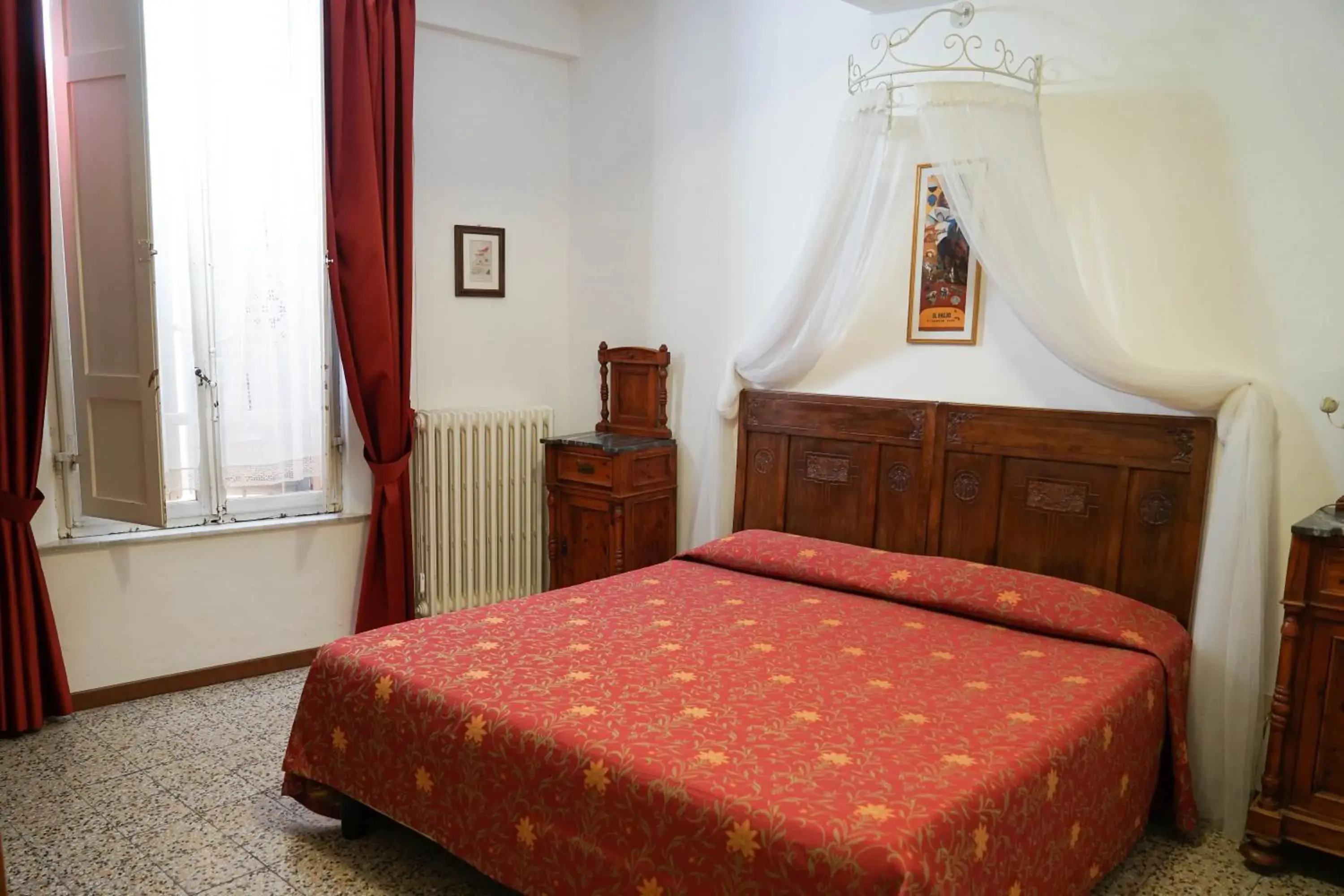 Bed in Albergo Tre Donzelle