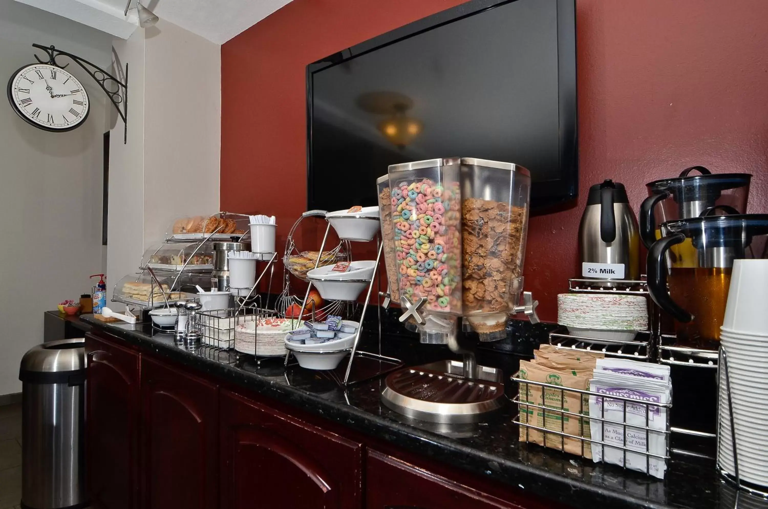 Food and drinks in Clackamas Inn and Suites Food and drinks in Clackamas Inn and Suites