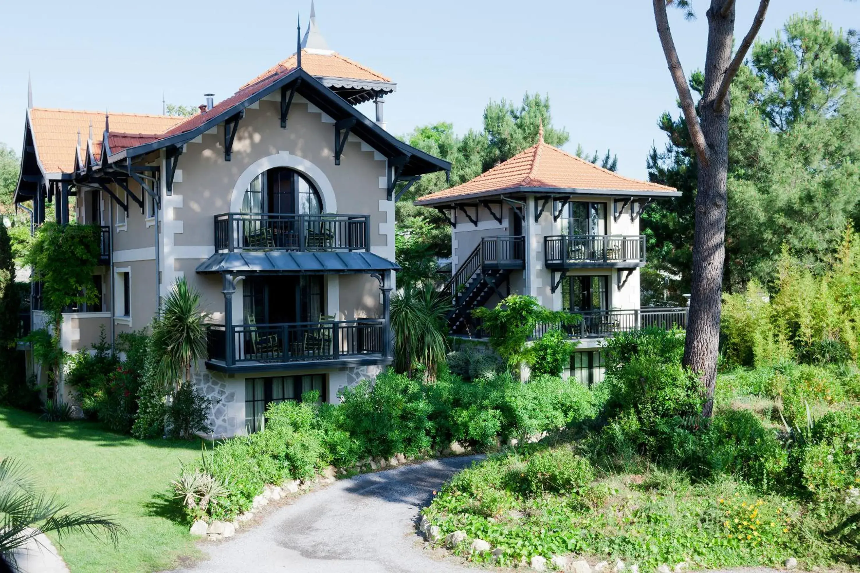 Facade/entrance, Property Building in Hôtel Ville d'Hiver