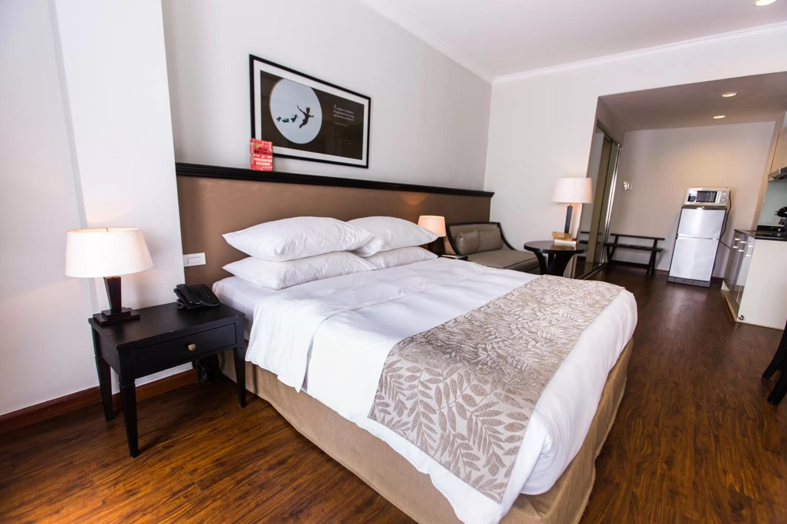 Bed in The Alcove Library Hotel