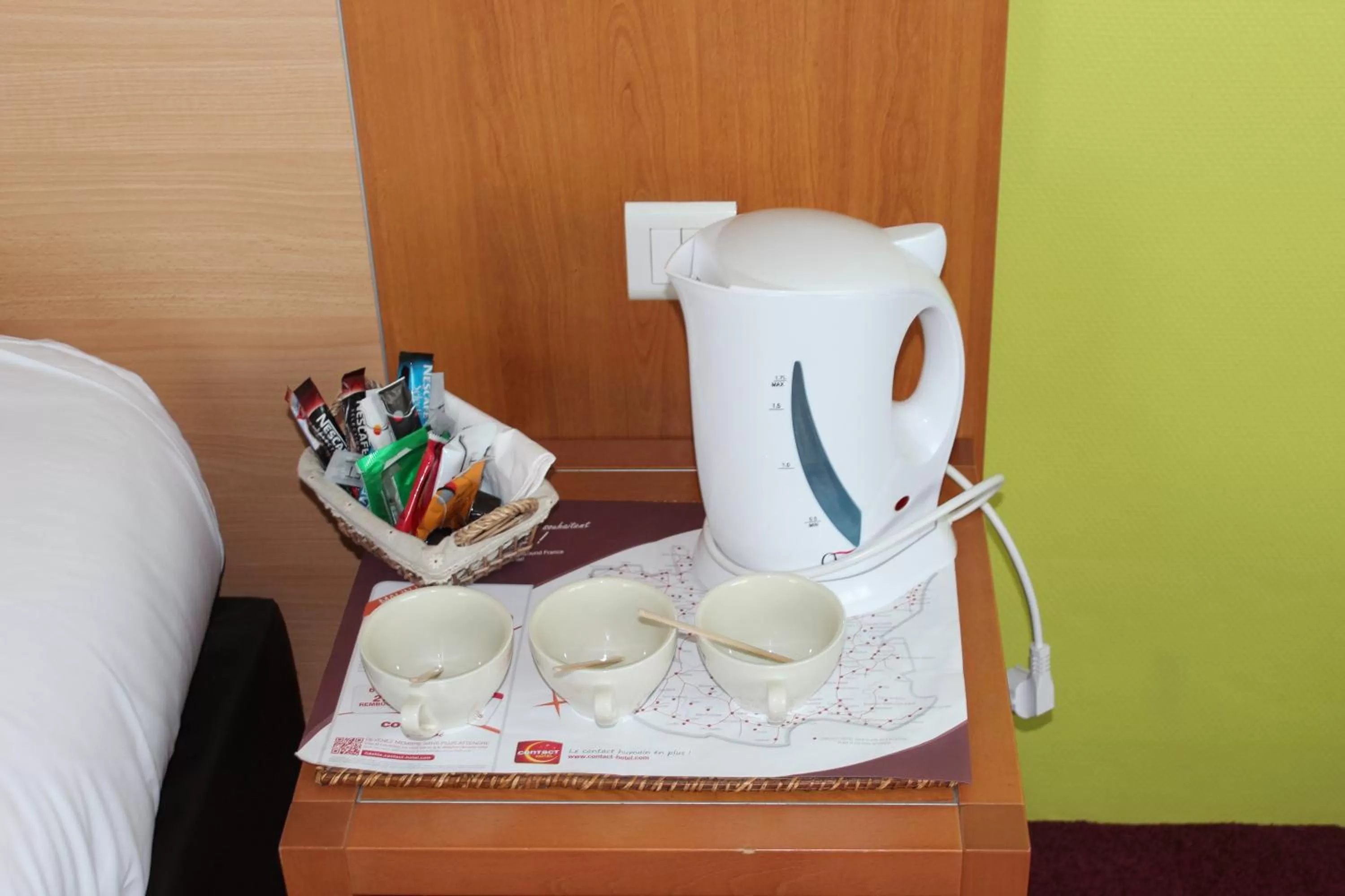 Coffee/tea facilities, Bed in Hotel Bristol
