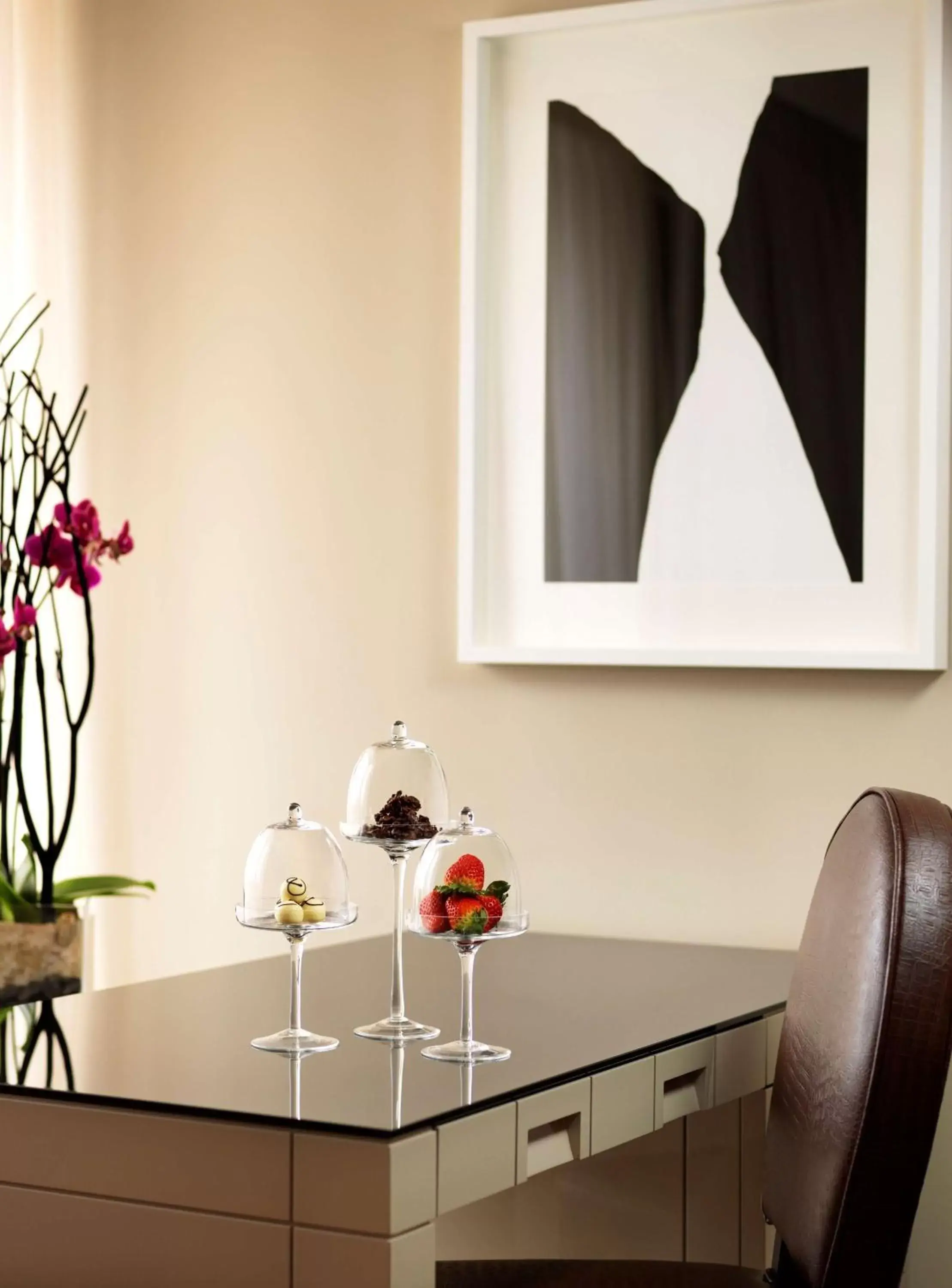 Photo of the whole room, Dining Area in Hyatt Regency Köln