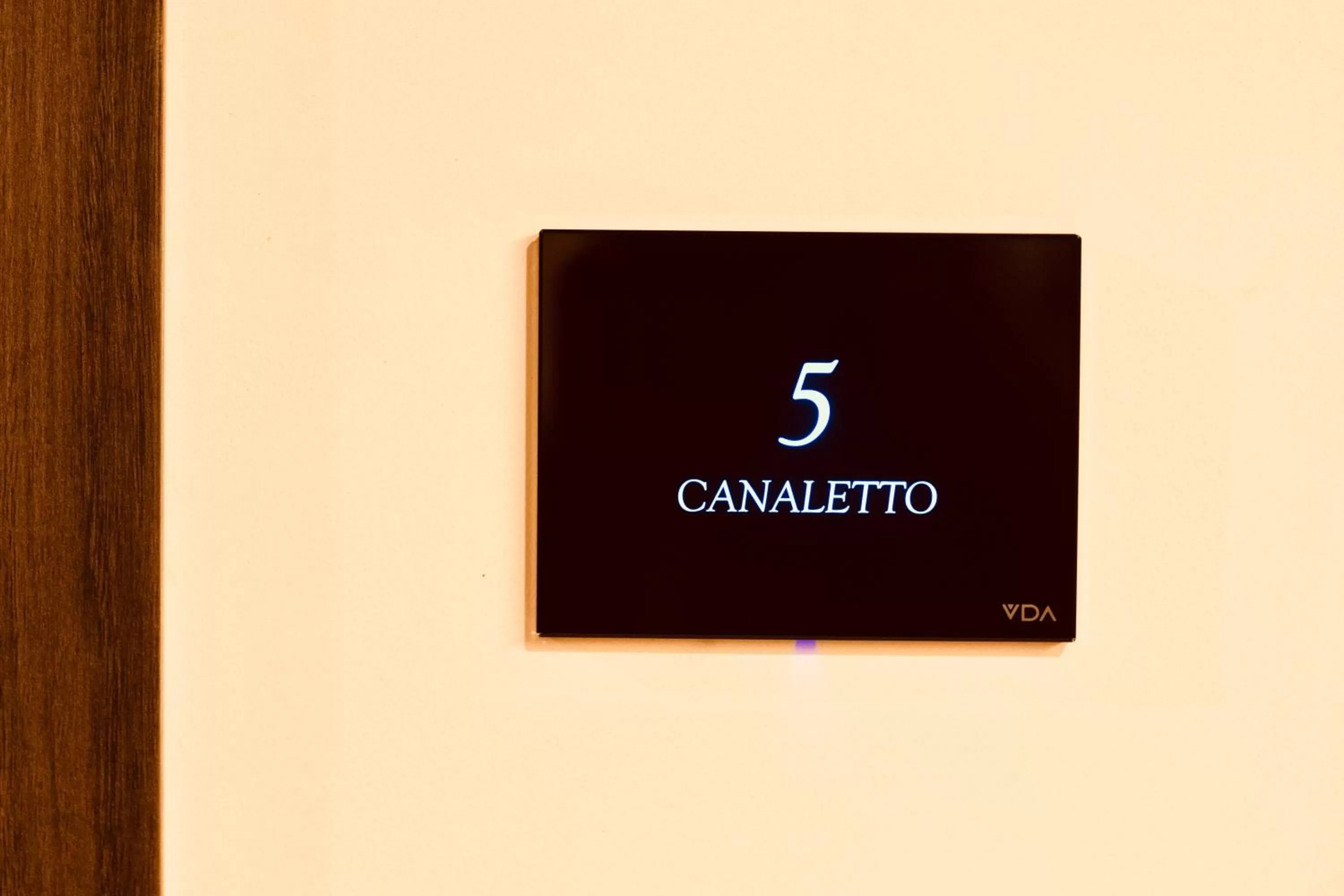 Text overlay in Boutique Hotel Sirmione