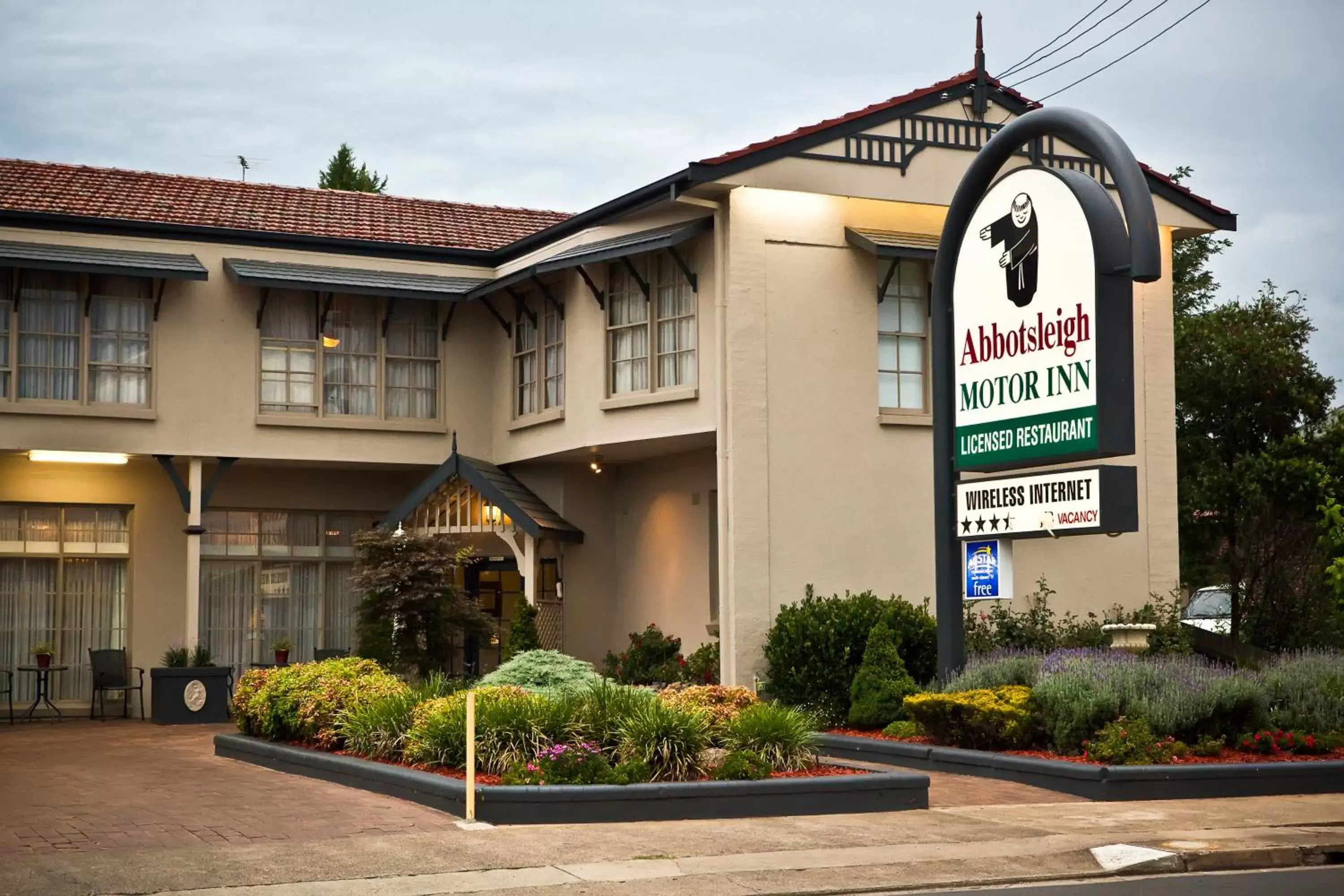 Facade/entrance, Property Building in Abbotsleigh Motor Inn