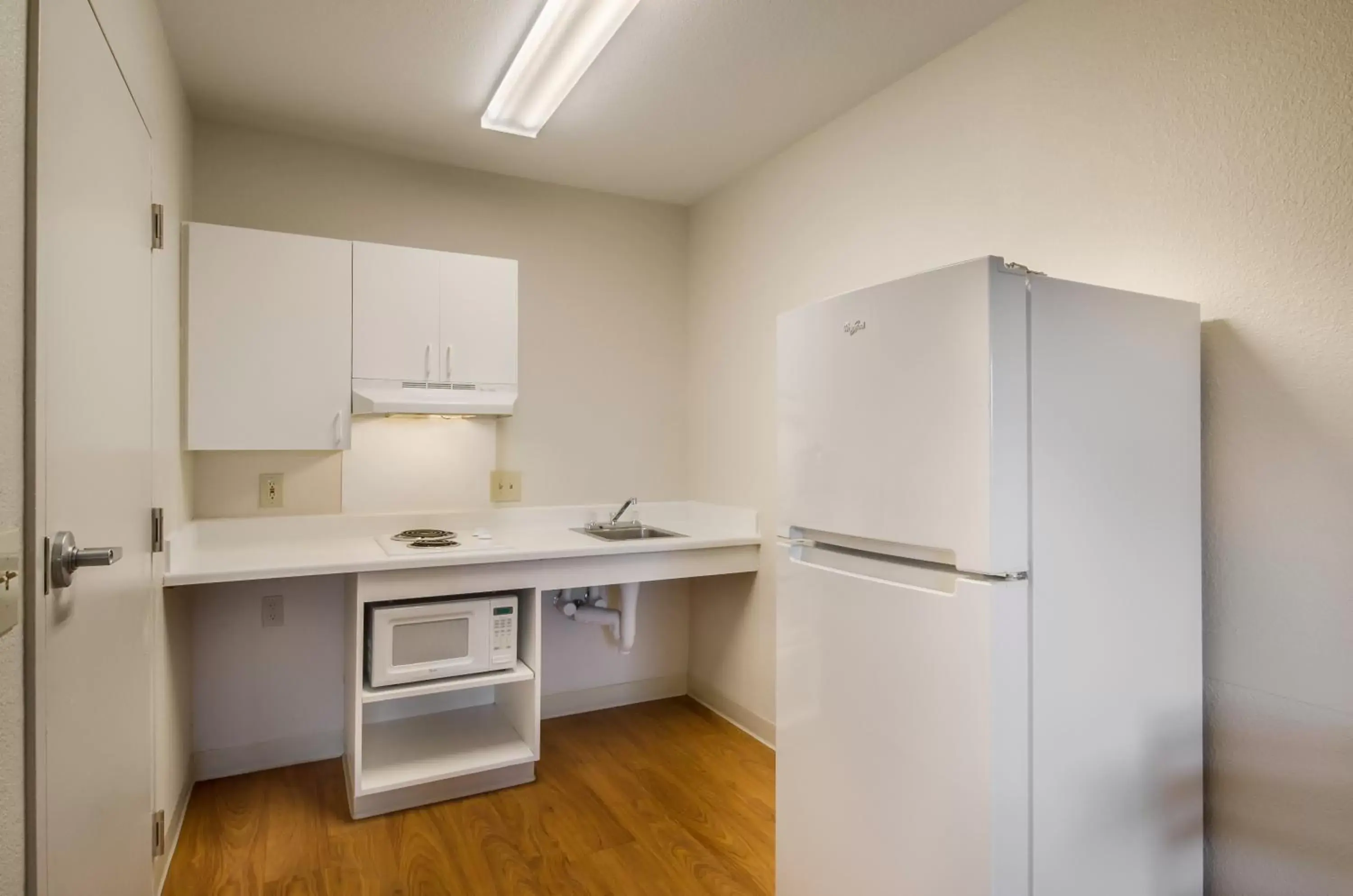 Photo of the whole room, Kitchen/Kitchenette in HomeTowne Studios by Red Roof Lake Charles - Sulphur