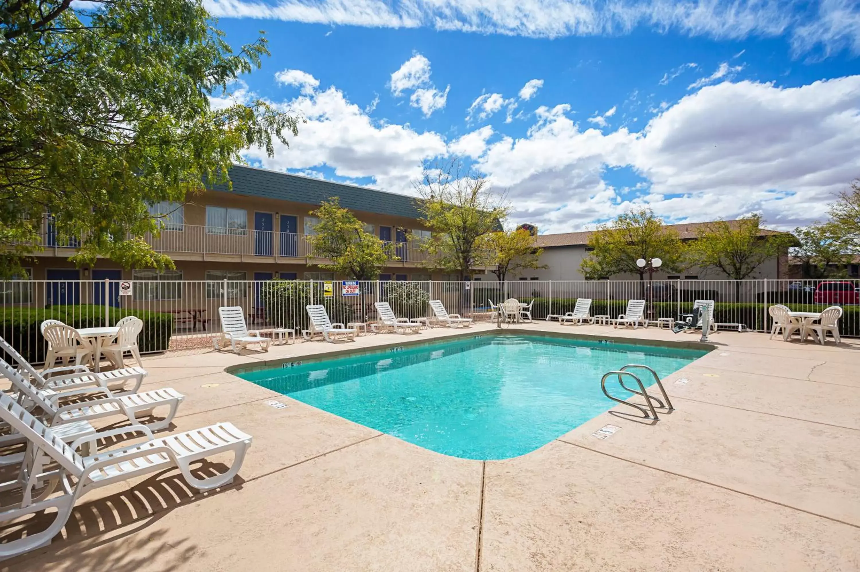 Swimming pool, Property Building in Motel 6-Holbrook, AZ
