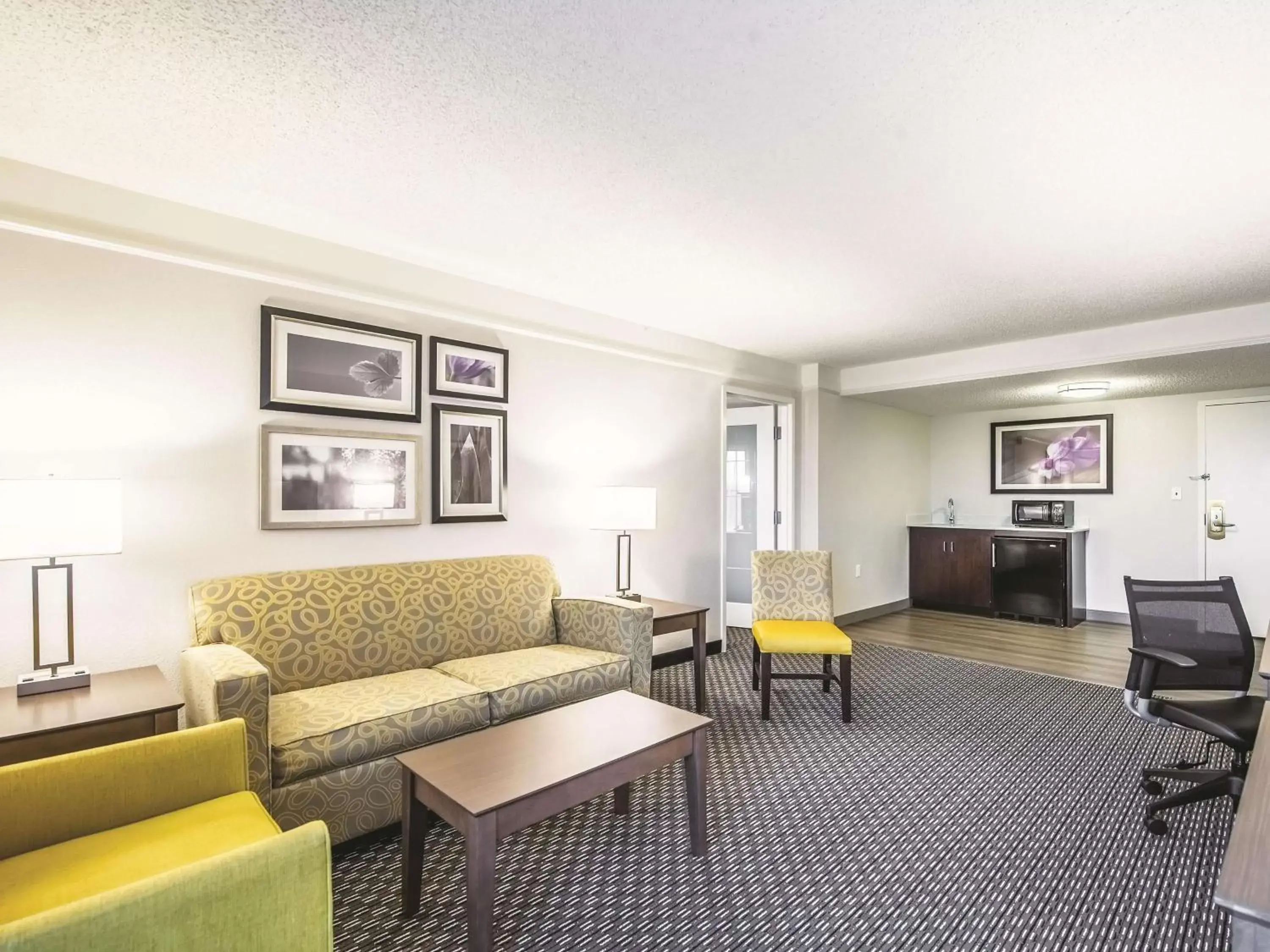 Photo of the whole room, Seating Area in La Quinta by Wyndham Cincinnati Sharonville