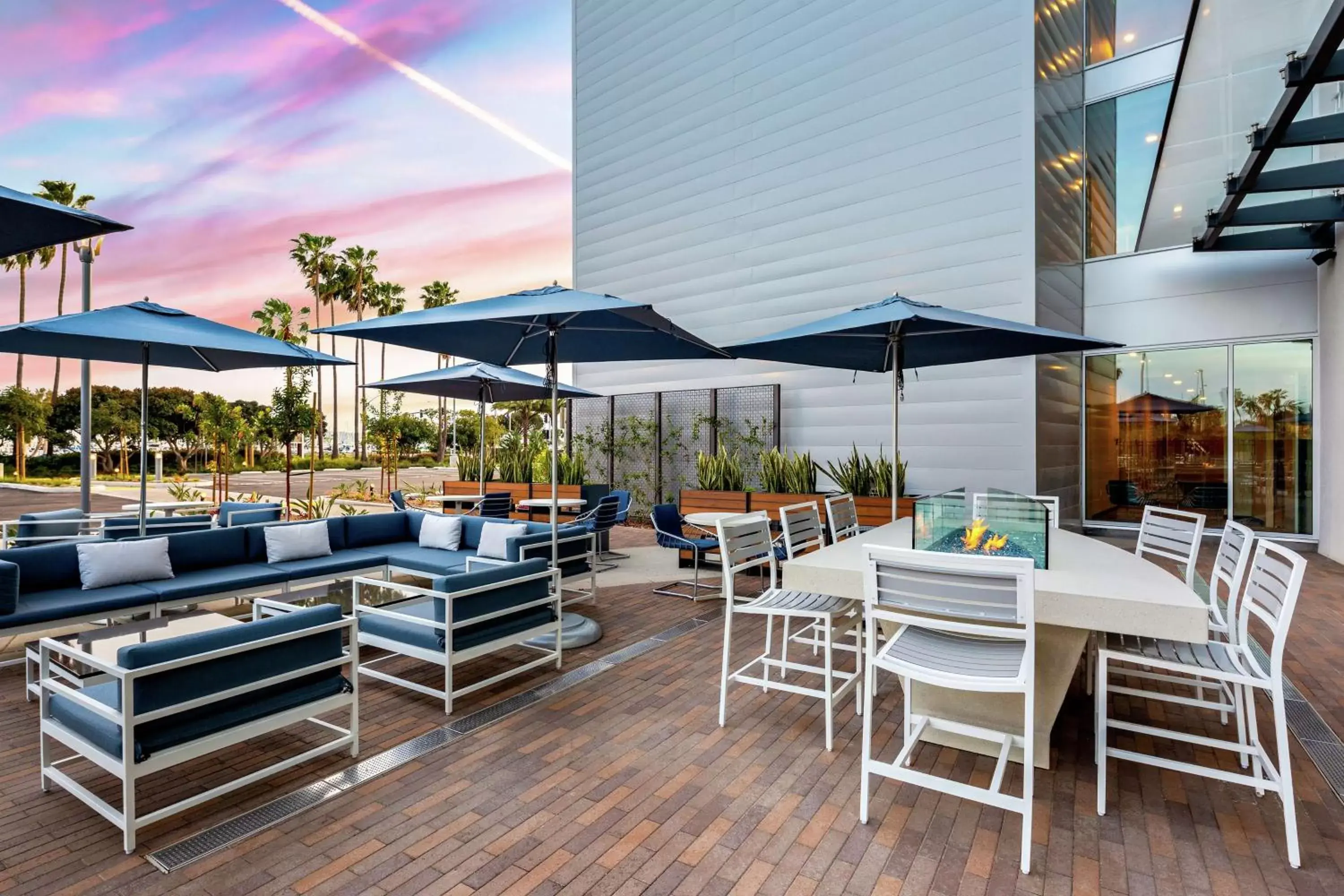 Patio, Restaurant/Places to Eat in Hampton Inn & Suites San Diego Airport Liberty Station