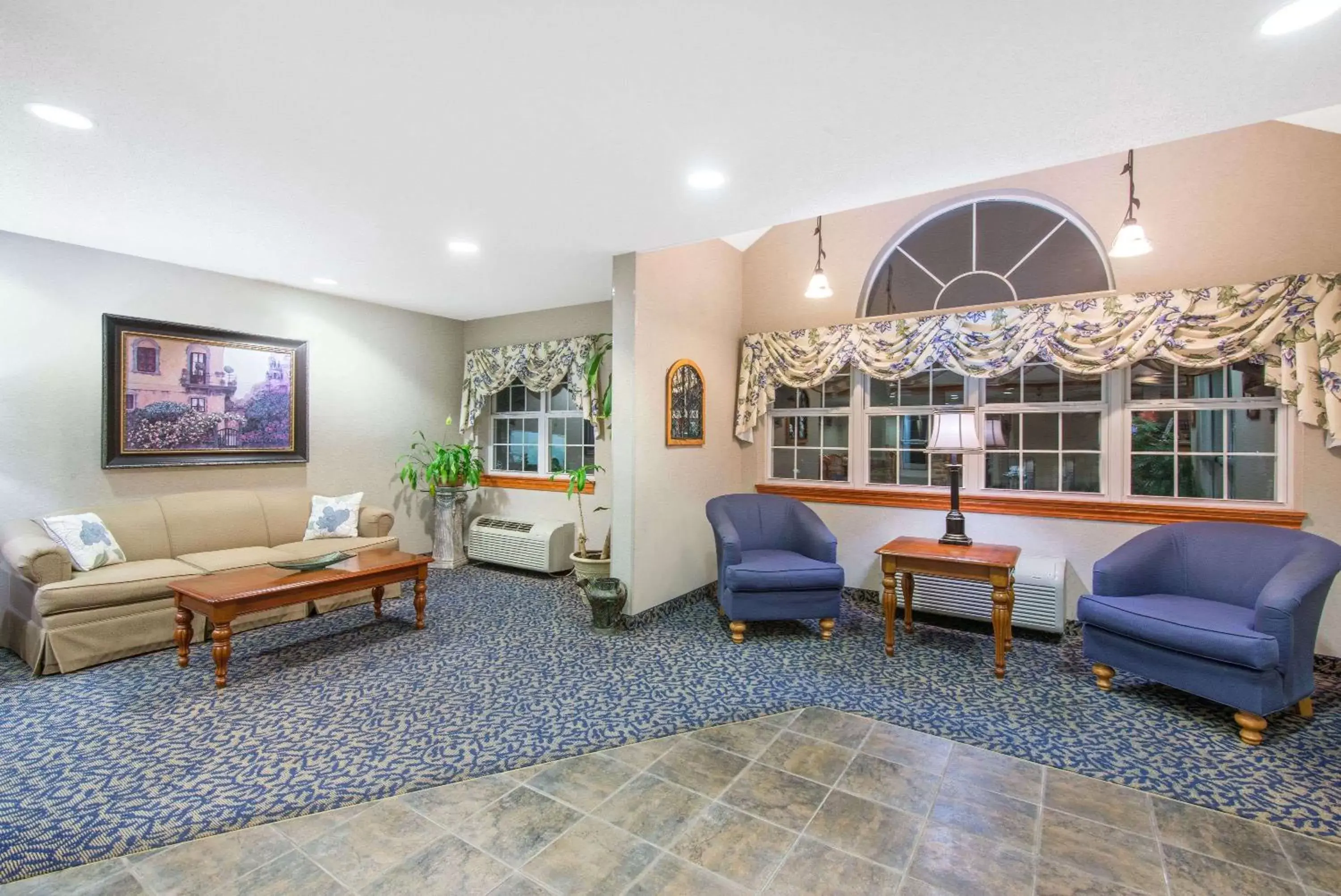 Lobby or reception, Seating Area in Microtel Inn & Suites by Wyndham Hazelton/Bruceton Mills