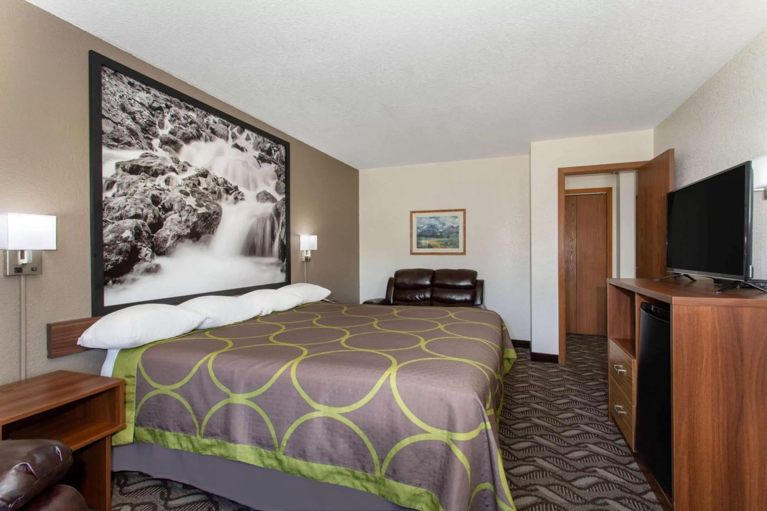 Photo of the whole room, Bed in Super 8 by Wyndham Dubois