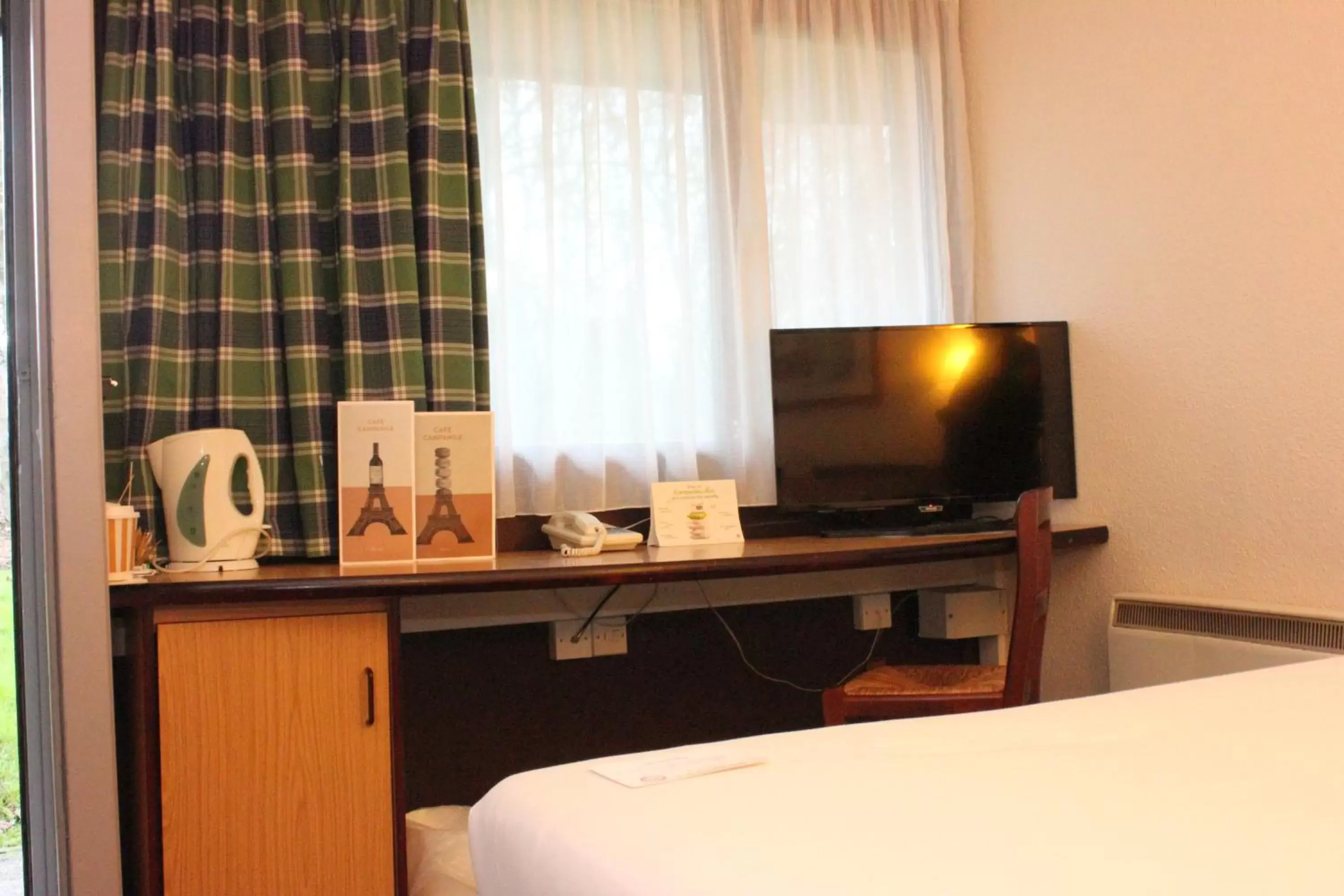 Bedroom, TV/Entertainment Center in Campanile Hotel Hull