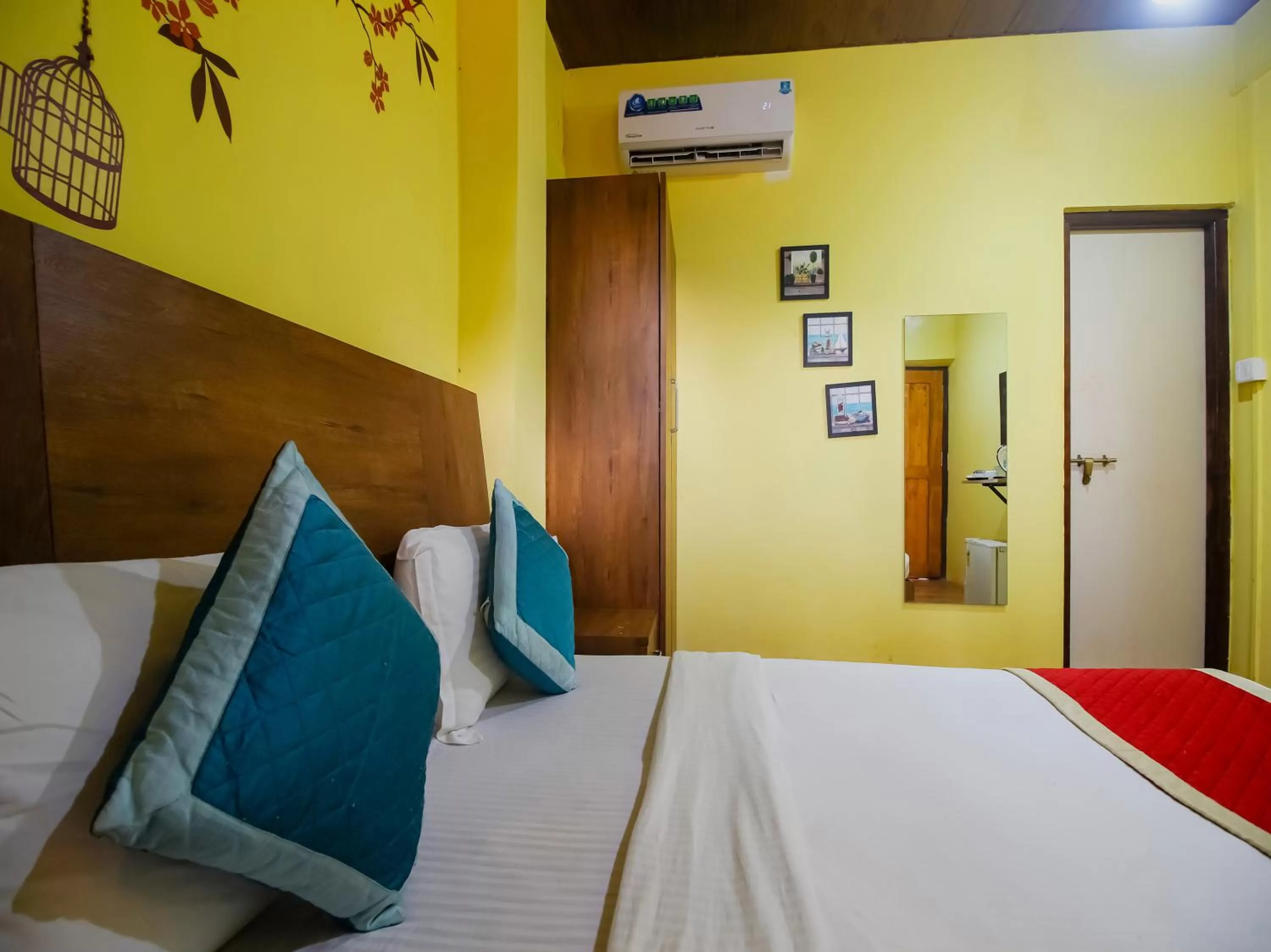 Bed in Mariners Bay Beach Resort