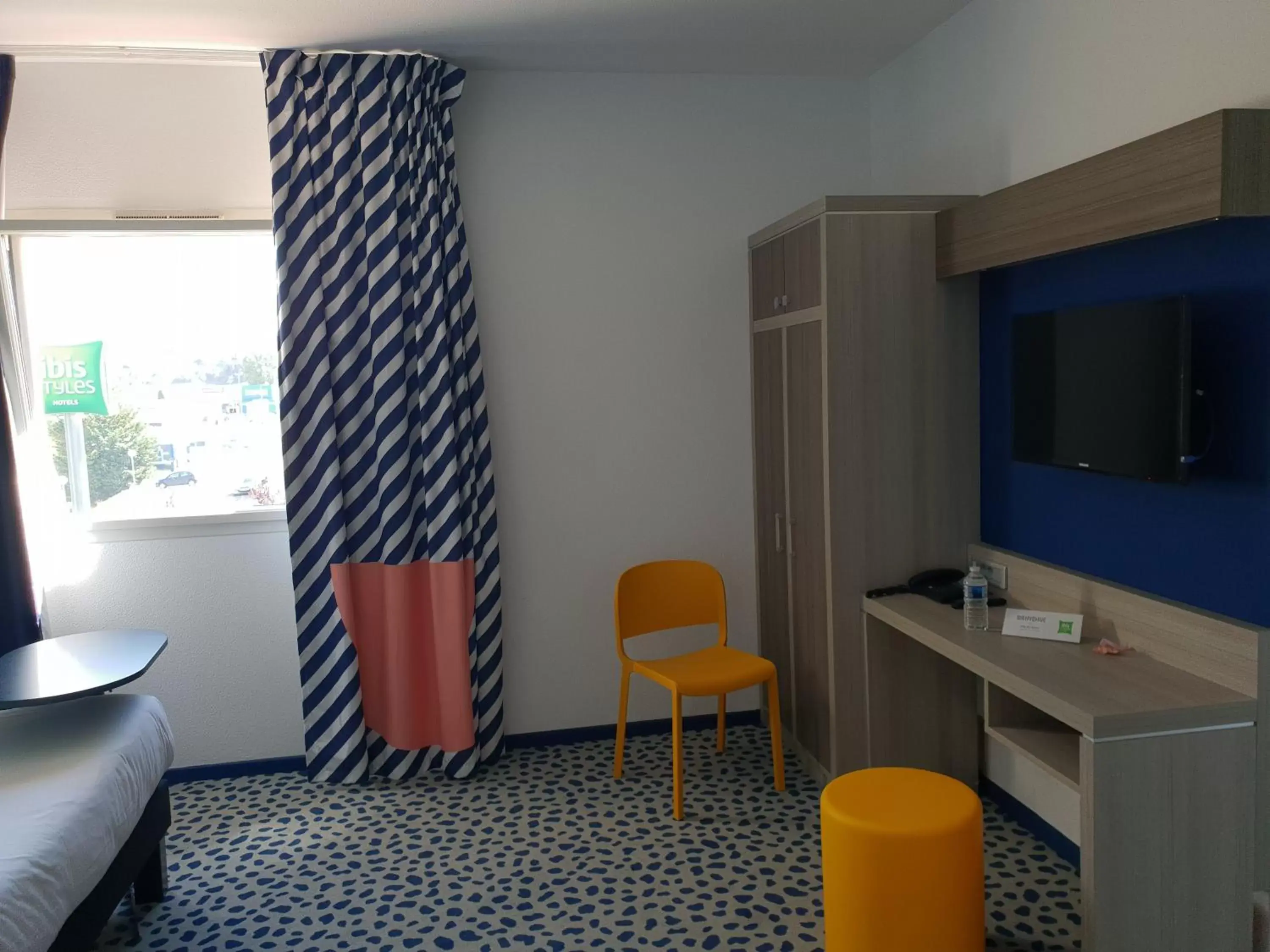 Photo of the whole room, TV/Entertainment Center in ibis Styles Marseille Plan de Campagne
