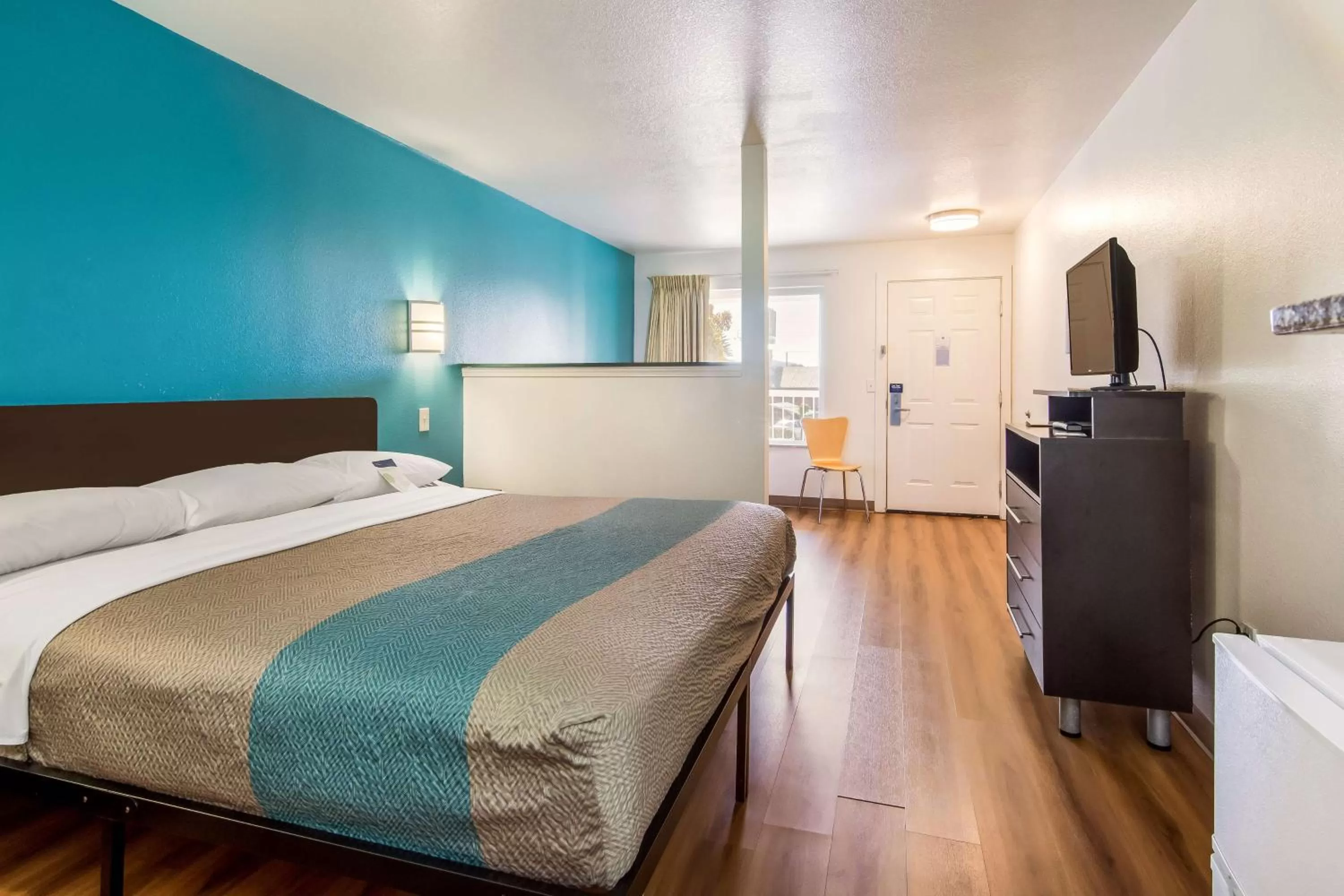 TV and multimedia, Bed in Motel 6 Portland Mall - 205