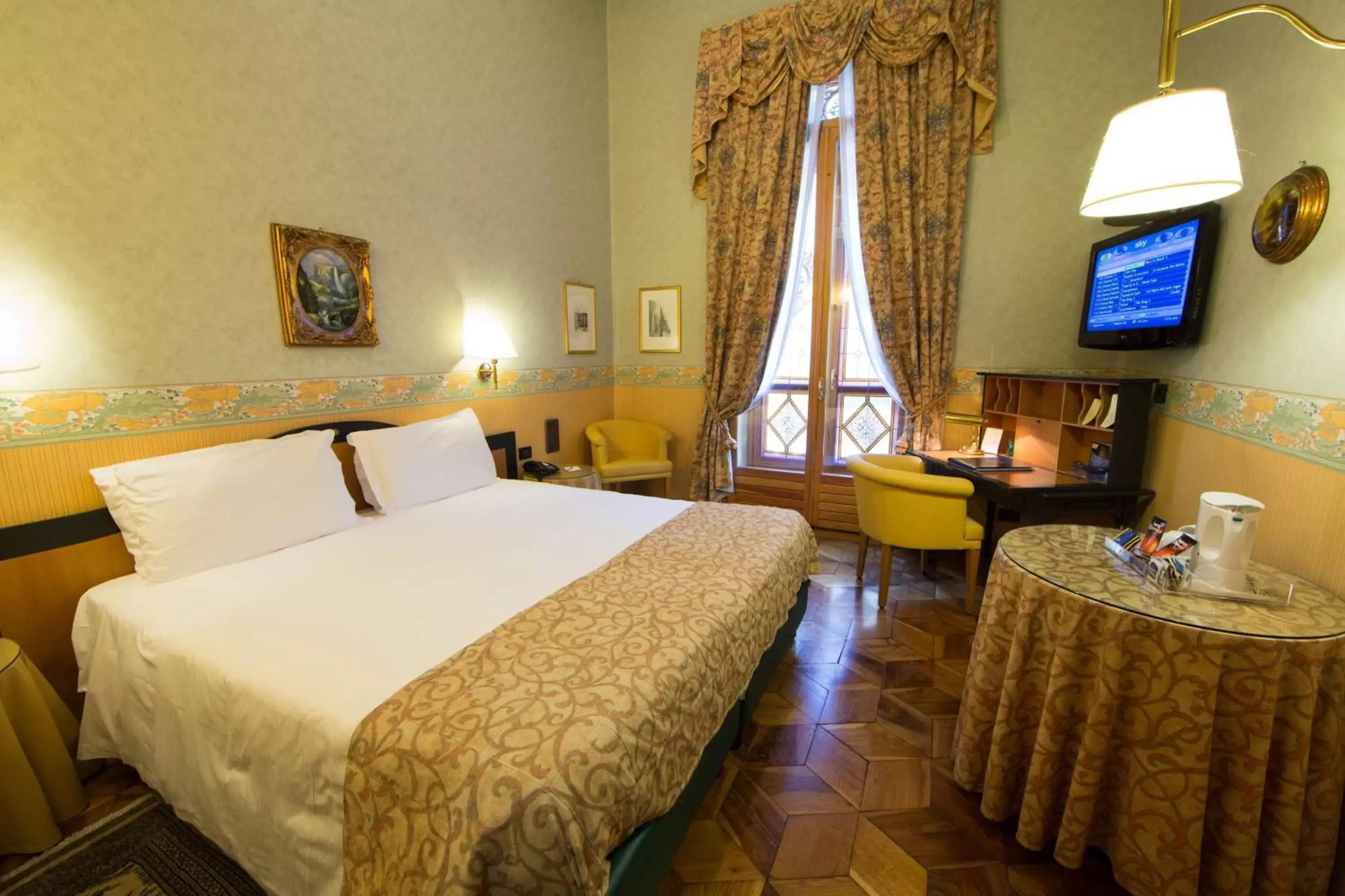People, Bed in Best Western Plus Hotel Genova