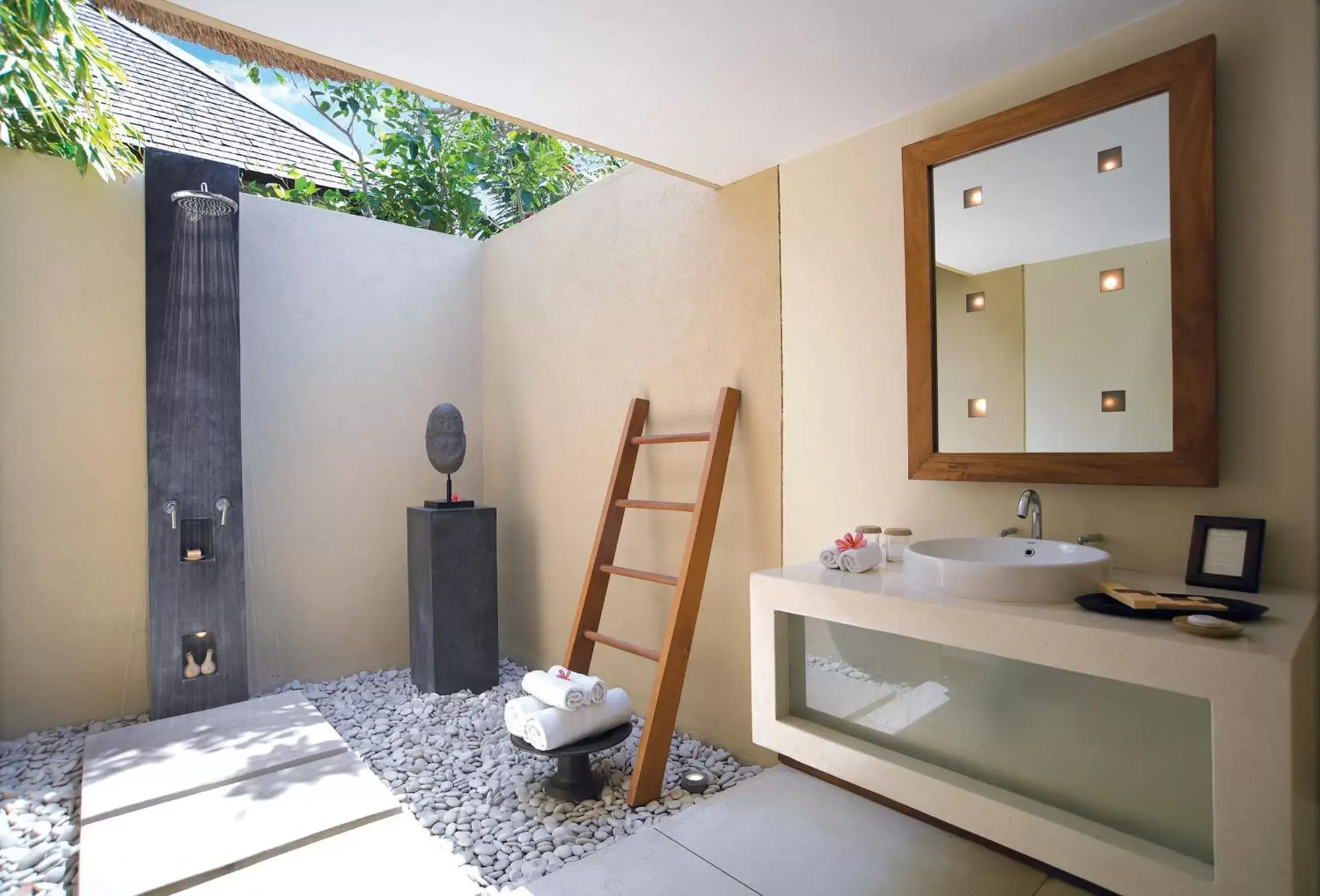 Shower, Bathroom in Qunci Villas Hotel