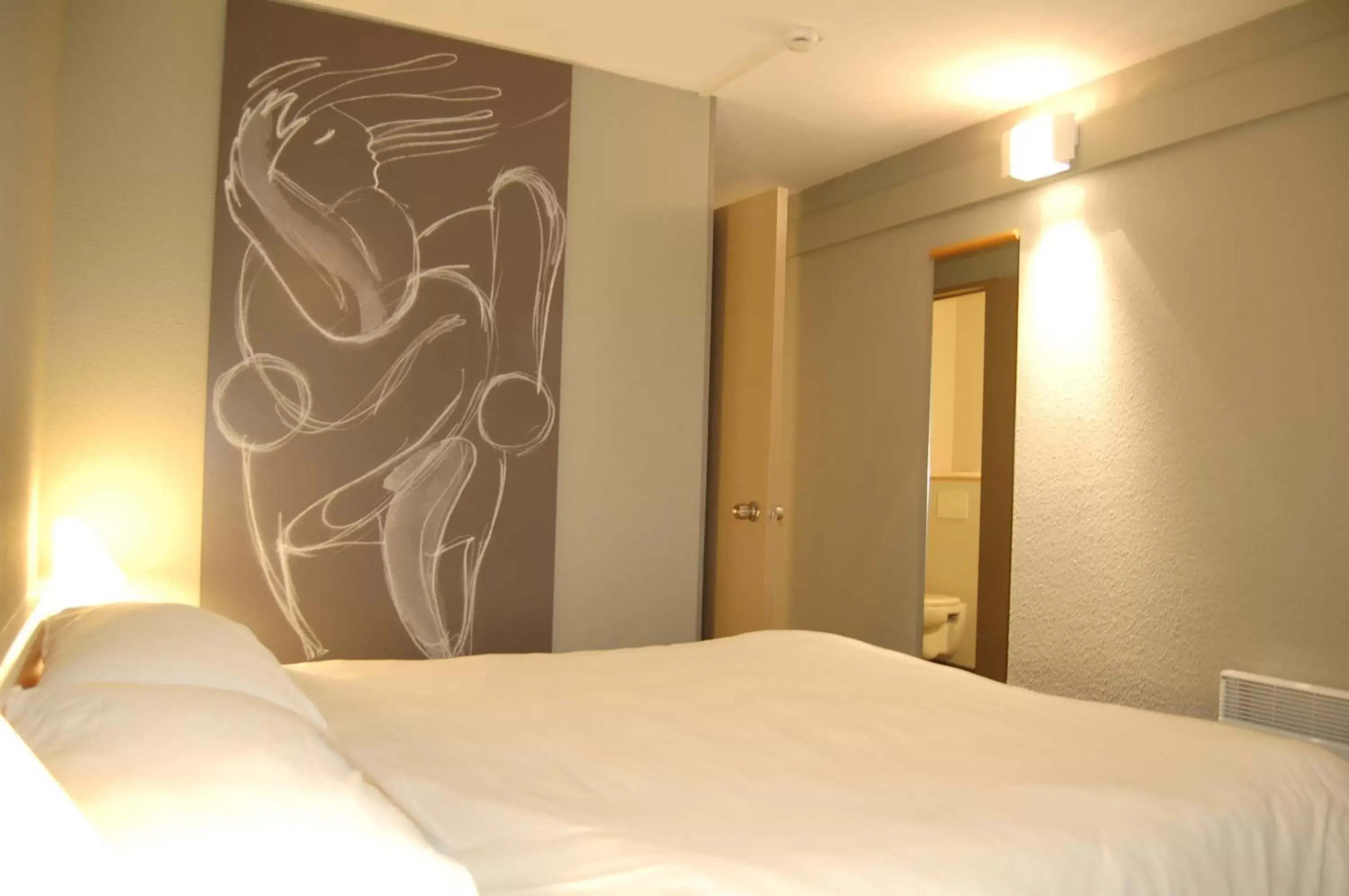 Bedroom, Bed in Ibis Auray