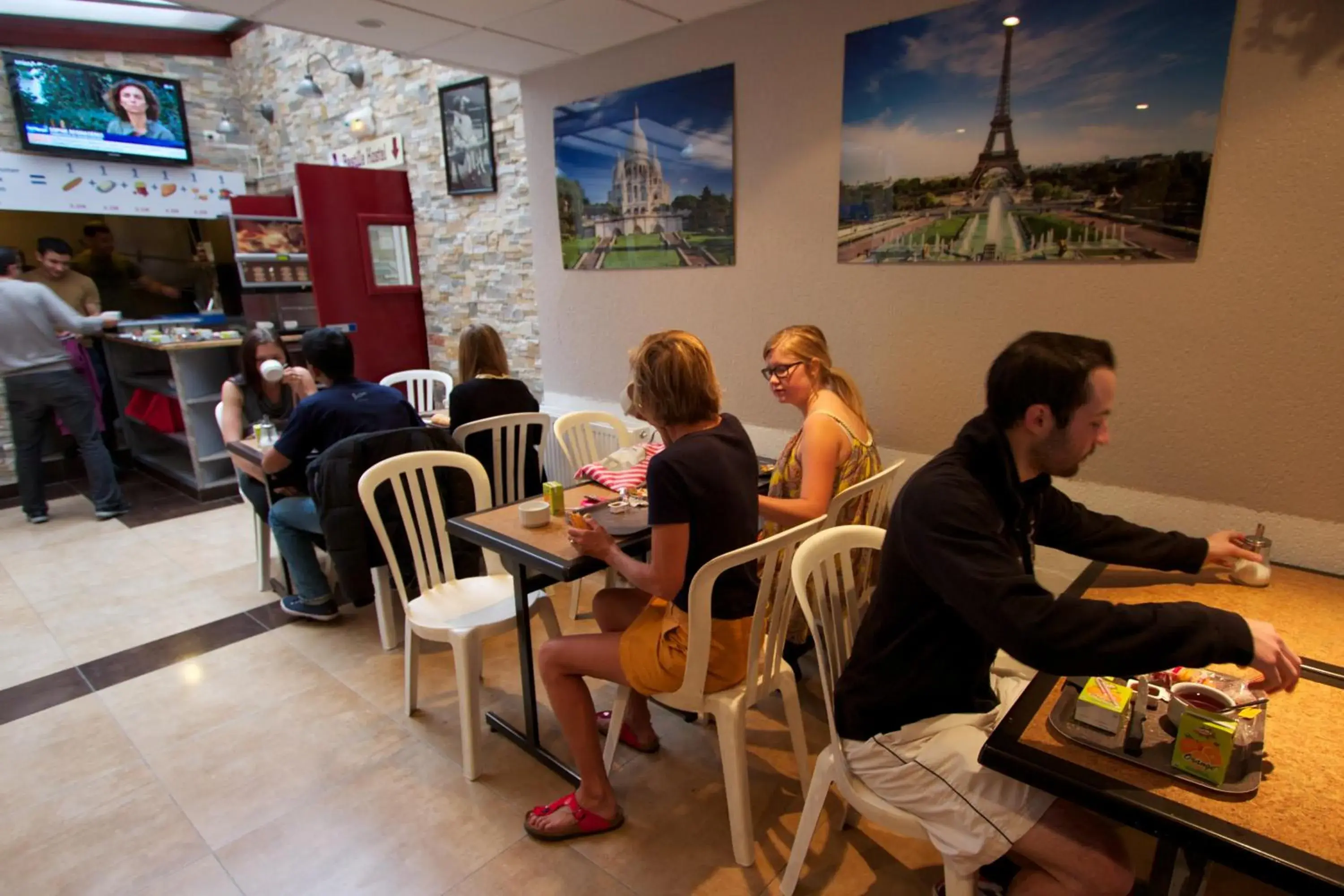 Restaurant/Places to Eat in Bastille Hostel