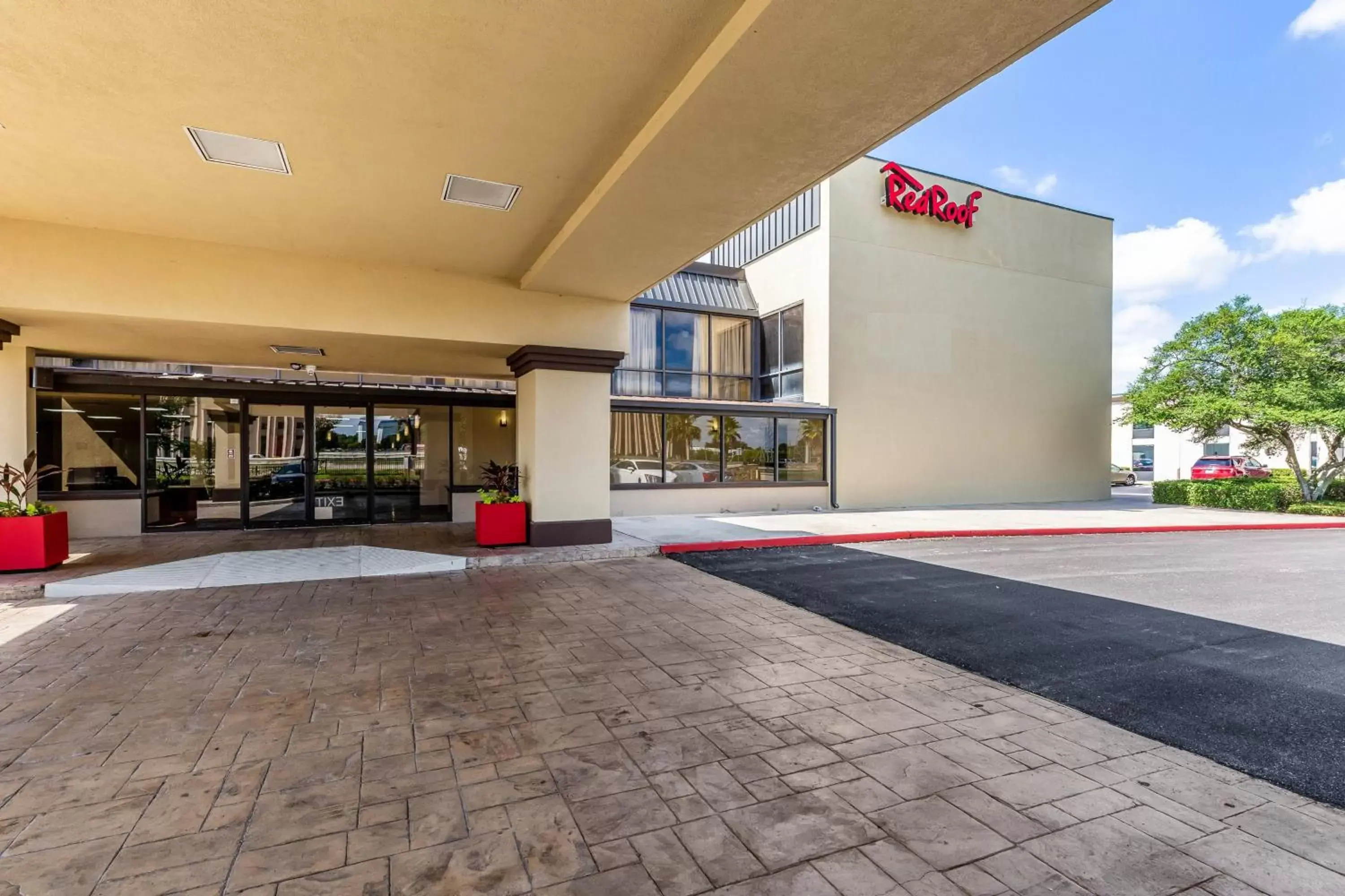 Property Building in Red Roof Inn PLUS & Suites Houston - IAH Airport SW