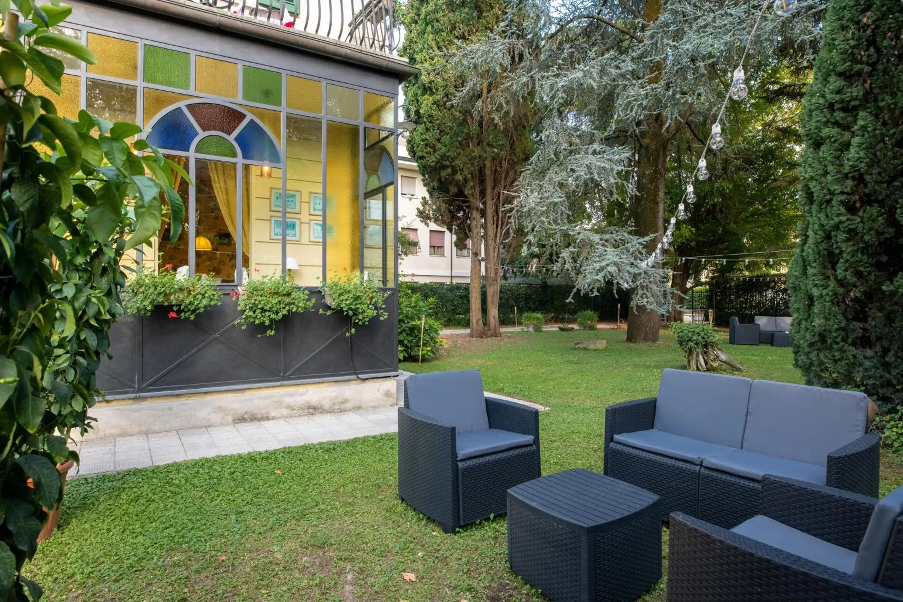 Facade/entrance, Garden in Villa Romantica