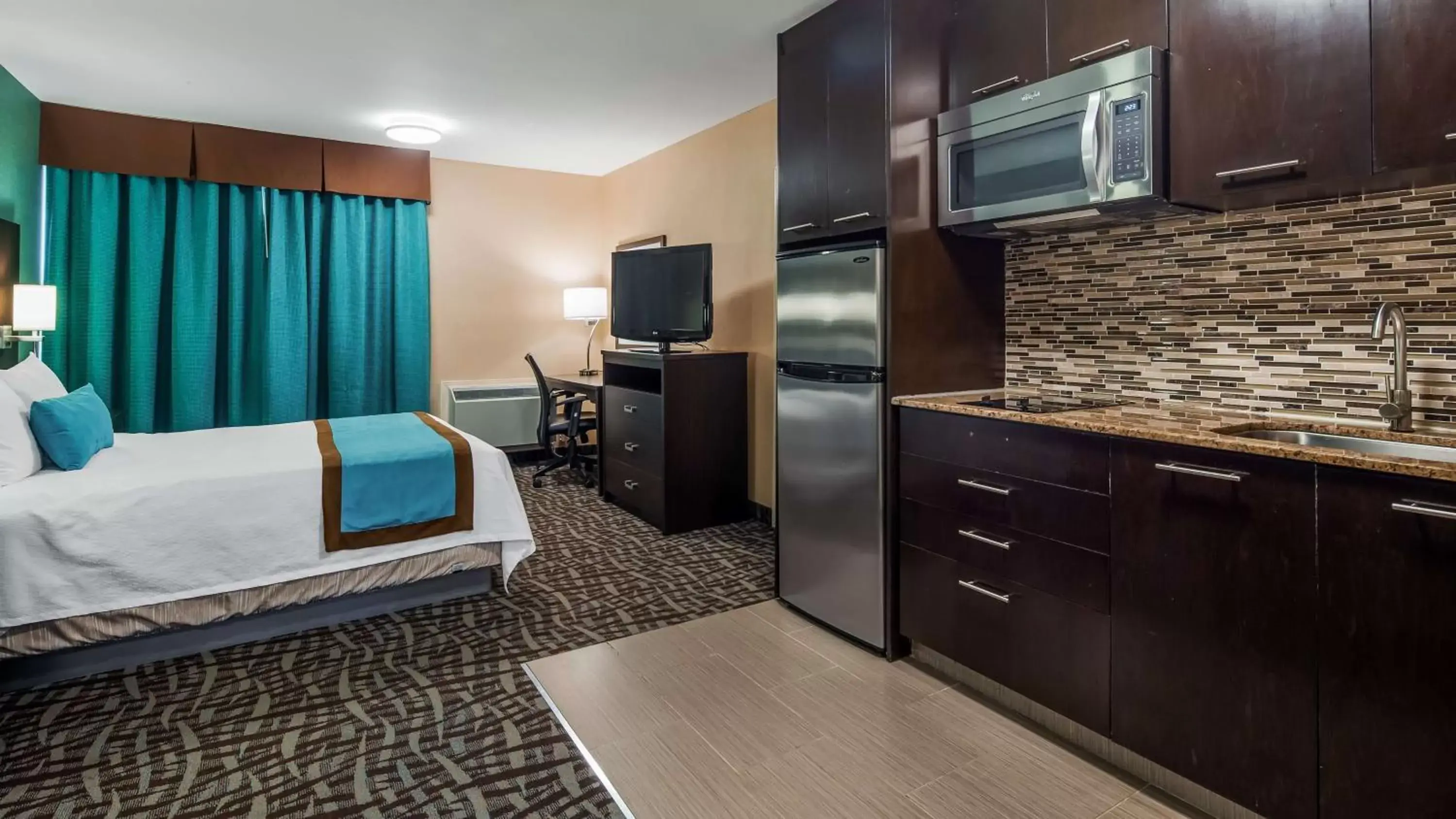 Kitchen or kitchenette, TV/Entertainment Center in Best Western Plus Barrie