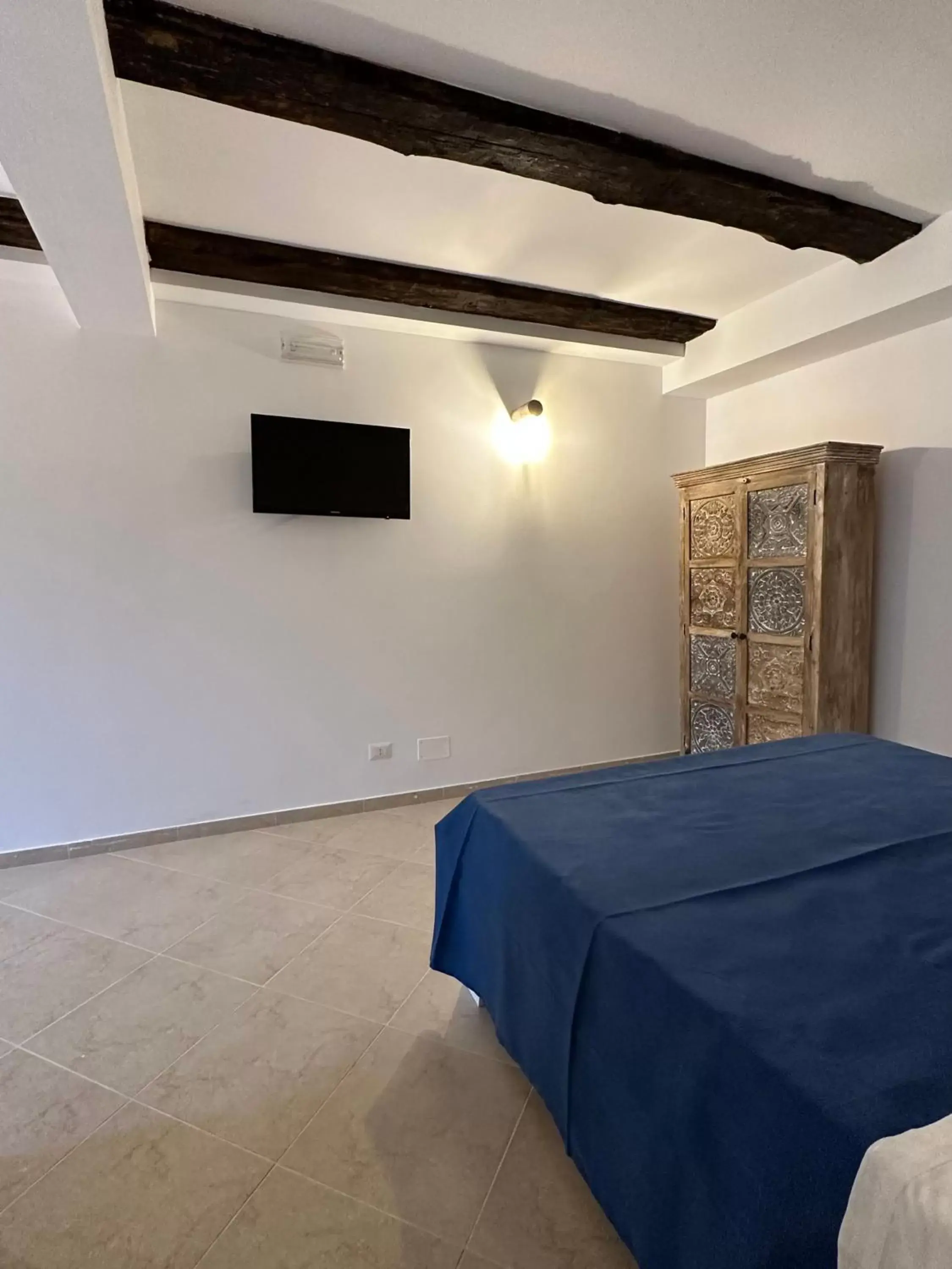 Bed, TV/Entertainment Center in Terrazzo sullo Ionio