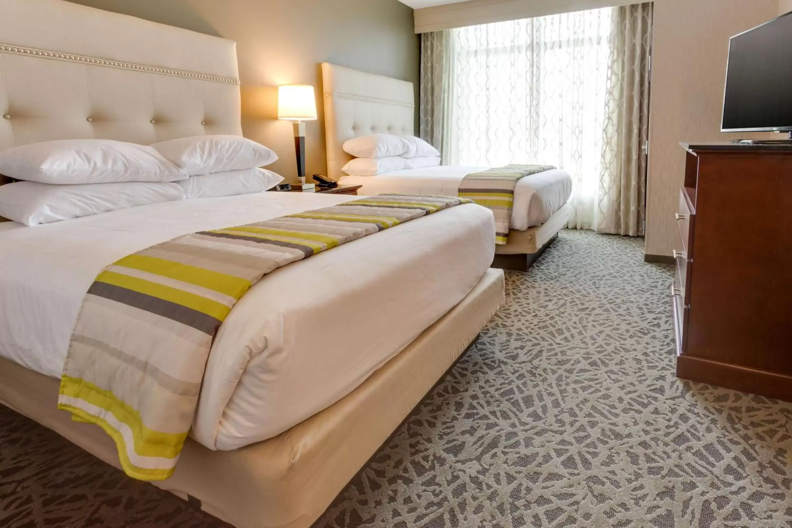 Photo of the whole room, Bed in Drury Inn & Suites Pittsburgh Airport Settlers Ridge